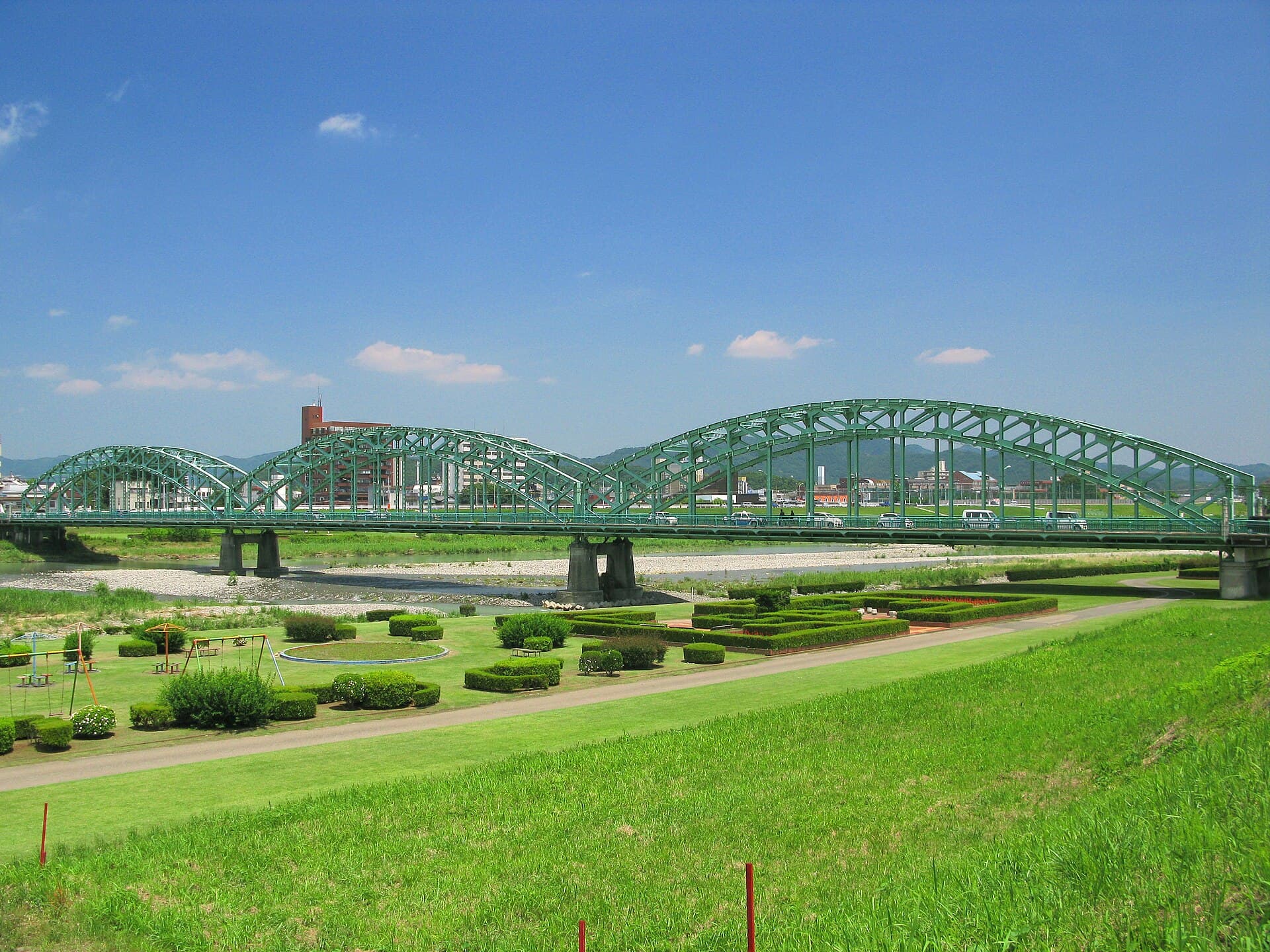 中桥（足利）：中桥（足利）：Wikimedia Commons 文件「Ashikaga Watarase River Naka Bridge 4.JPG」中的桥梁实景。