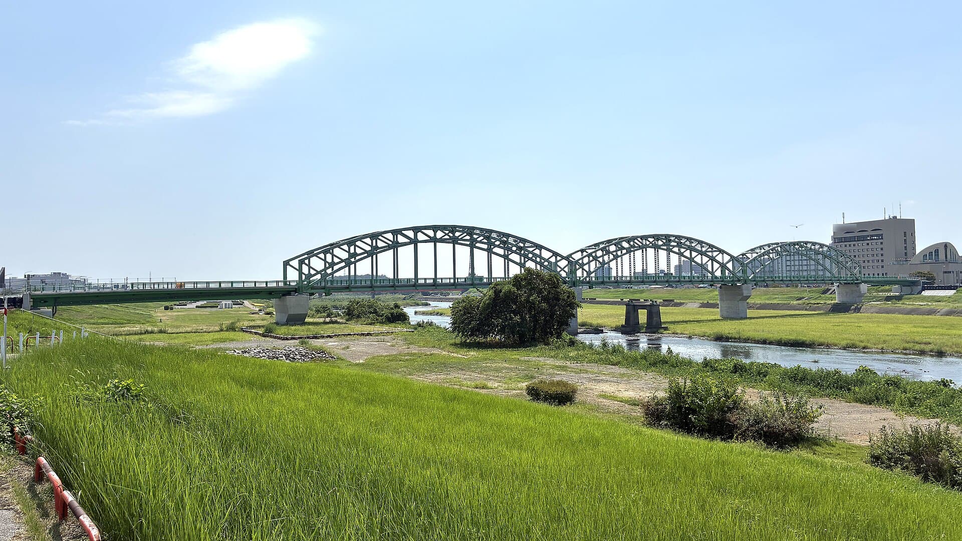 中桥（足利）：中桥（足利）：Wikimedia Commons 文件「Naka bridge Tori 2chome Ashikaga city Tochigi prefecture Japan 20250831 105438.jpg」中的桥梁实景。