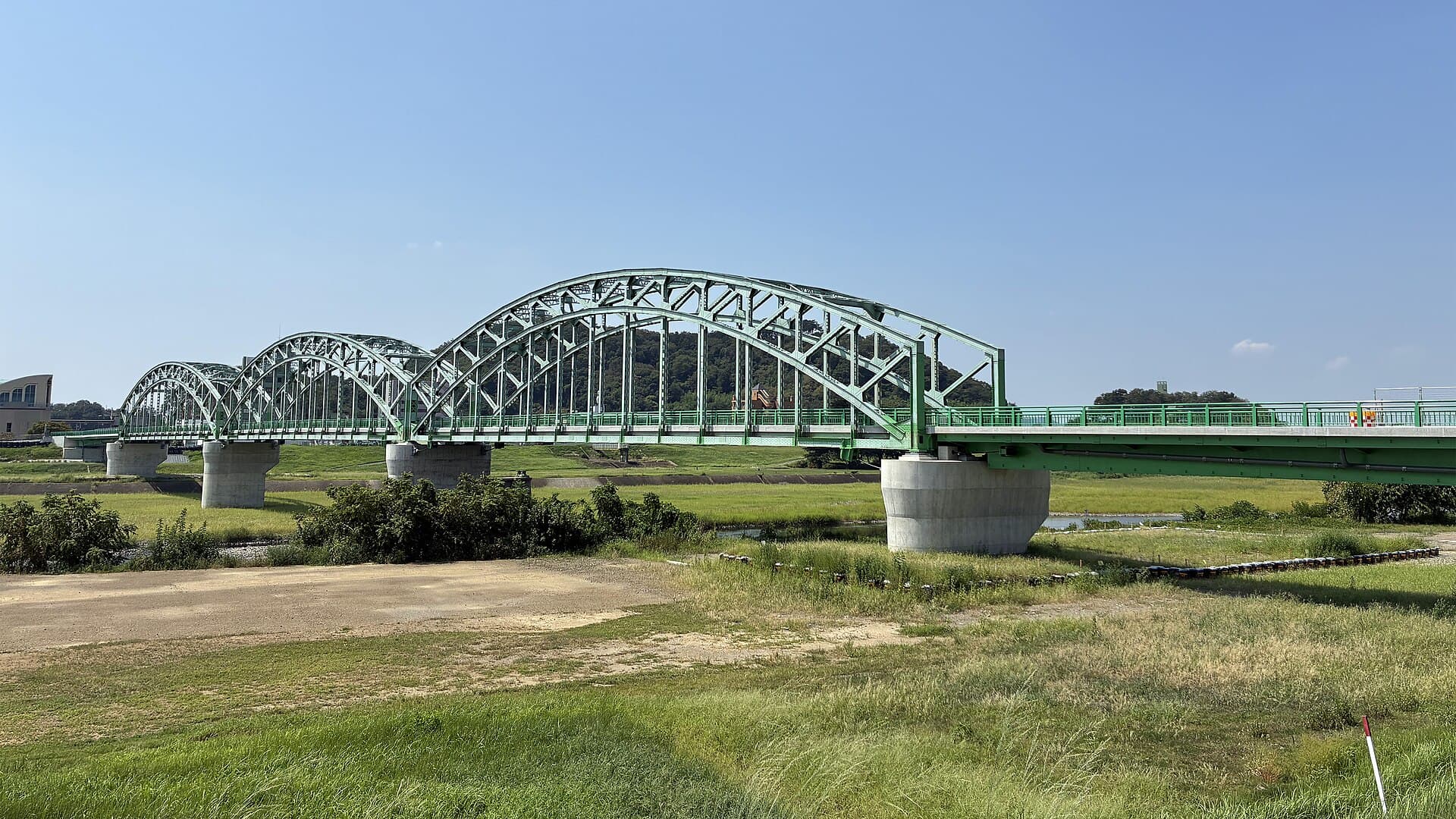 中桥（足利）：中桥（足利）：Wikimedia Commons 文件「Naka bridge Tori 2chome Ashikaga city Tochigi prefecture Japan 20250831 105729.jpg」中的桥梁实景。