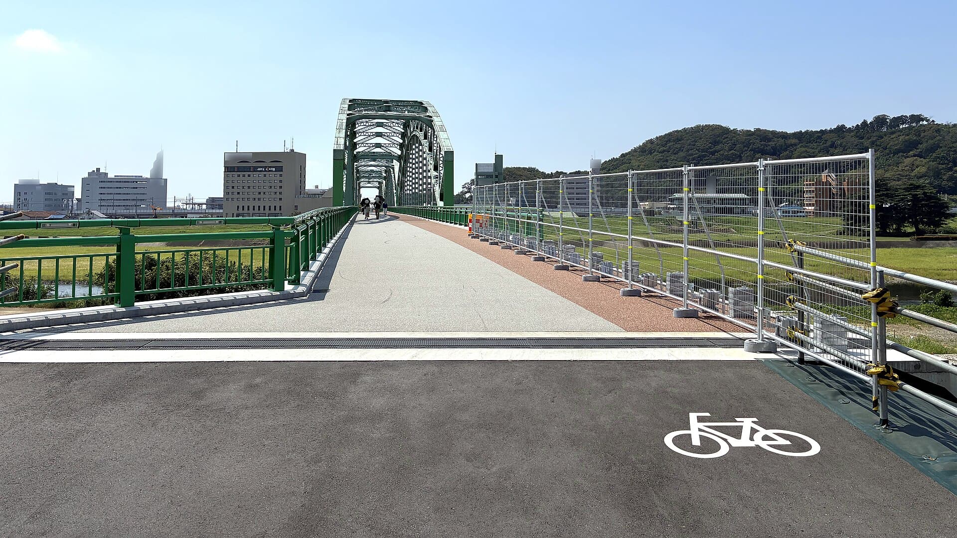 中桥（足利）：中桥（足利）：Wikimedia Commons 文件「Naka bridge Tori 2chome Ashikaga city Tochigi prefecture Japan 20250831 105839.jpg」中的桥梁实景。