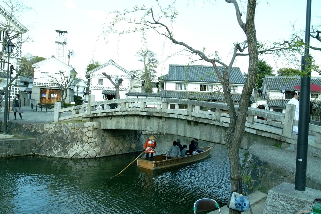 仓敷中桥：仓敷中桥：Wikimedia Commons 文件「Kurashiki bikan area 4.jpg」中的桥梁实景。
