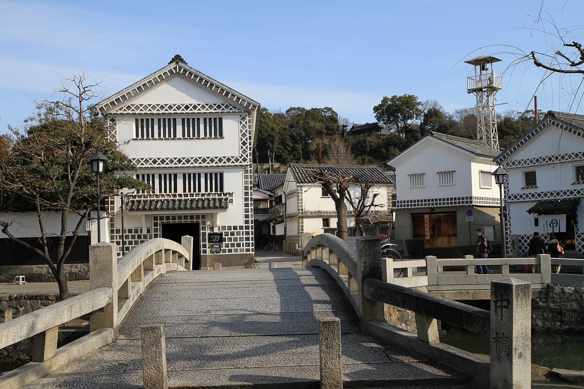 仓敷中桥：仓敷中桥：Wikimedia Commons 文件「倉敷美観地区 by takeokahp - panoramio (1).jpg」中的桥梁实景。