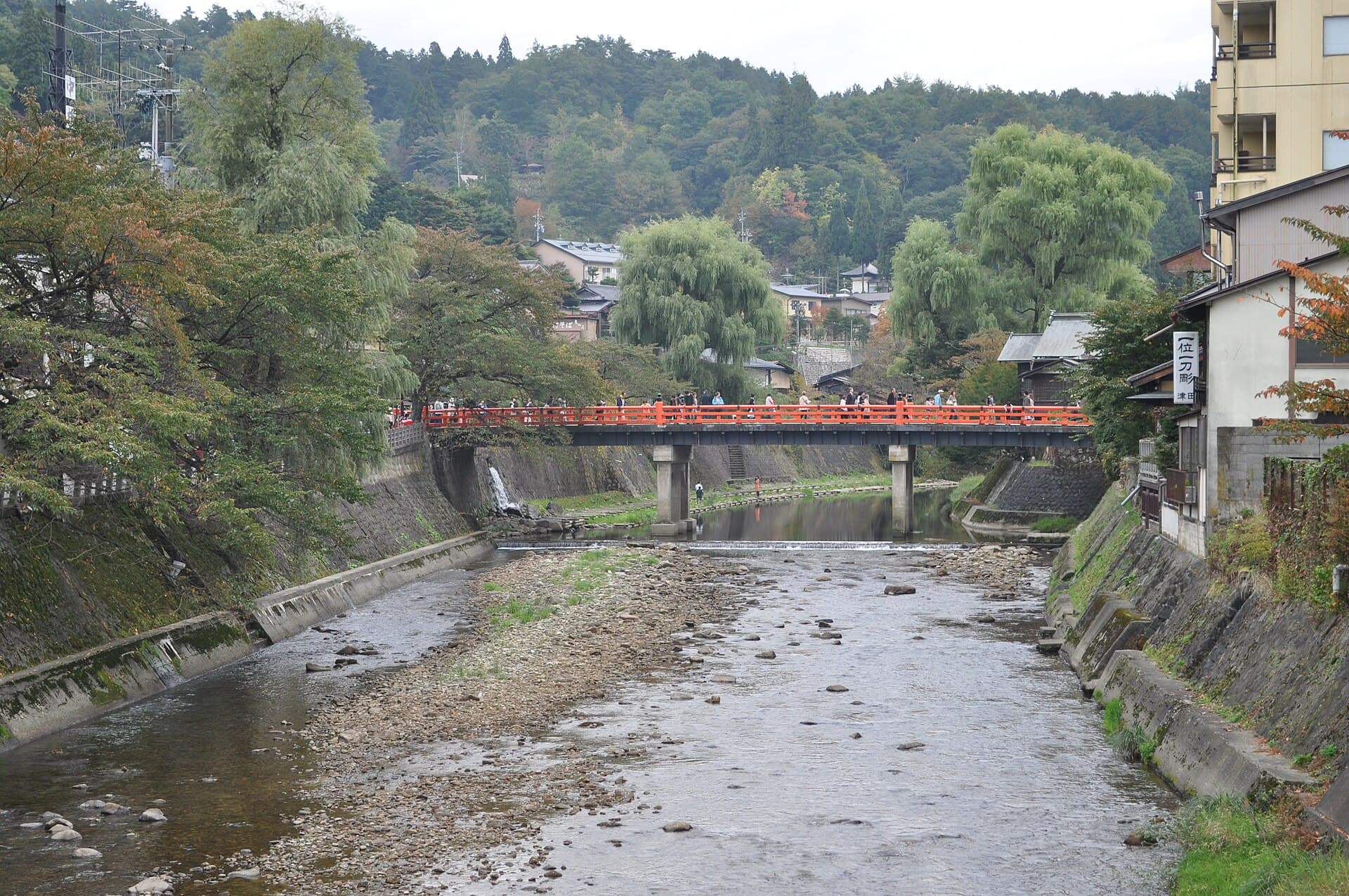 高山中桥：高山中桥：Wikimedia Commons 文件「Naka Bridge over the Miya River, Takayama - Oct 23, 2010.jpg」中的桥梁实景。
