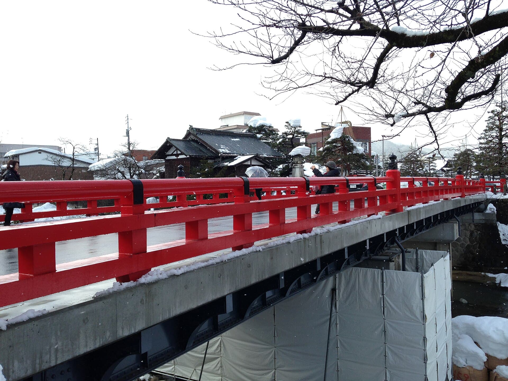 高山中桥：高山中桥：Wikimedia Commons 文件「Nakabashi Bridge on Miyagawa River 20150123-1.JPG」中的桥梁实景。