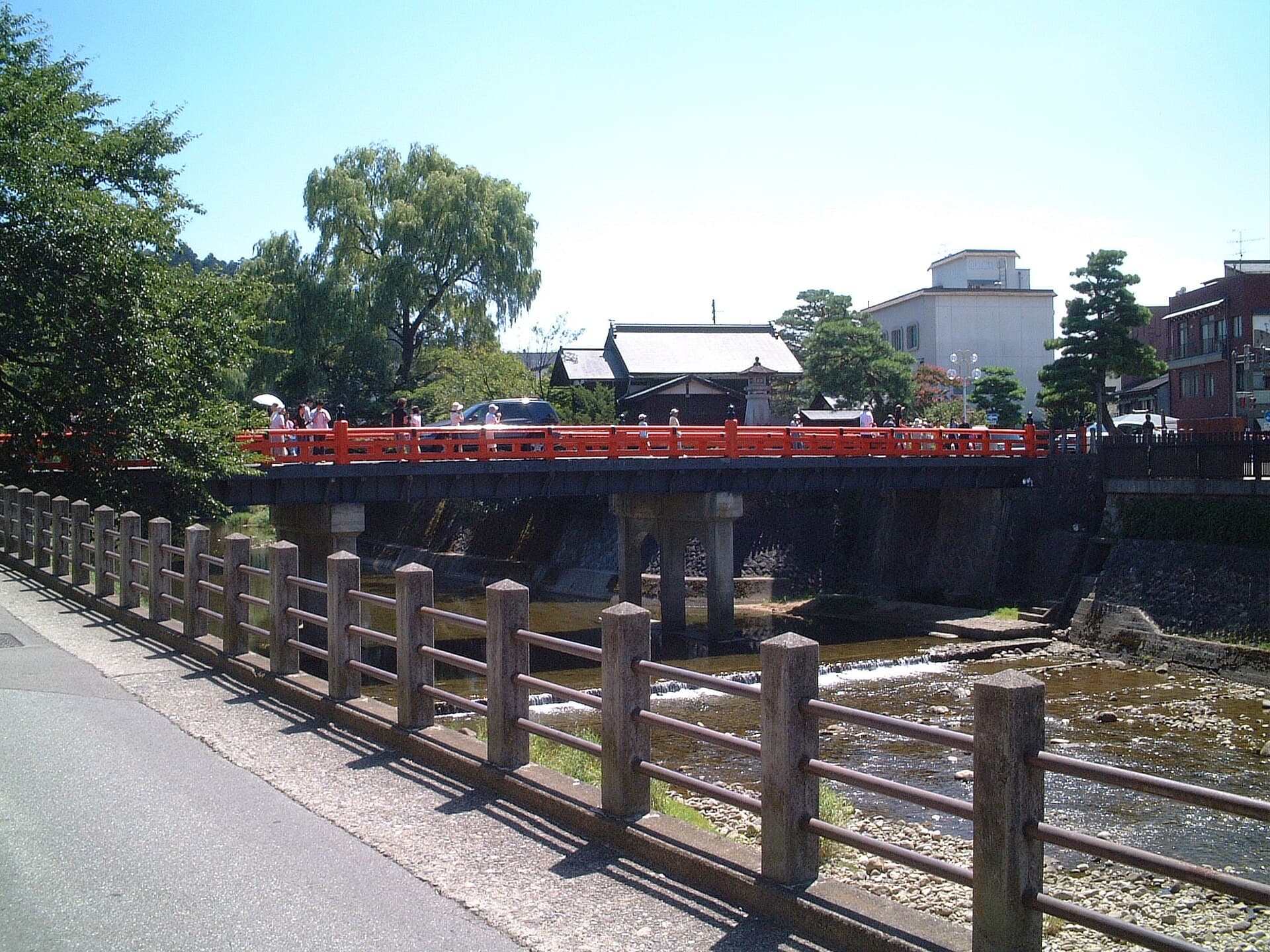 高山中桥：高山中桥：Wikimedia Commons 文件「Nakabashi at hida takayama.jpg」中的桥梁实景。