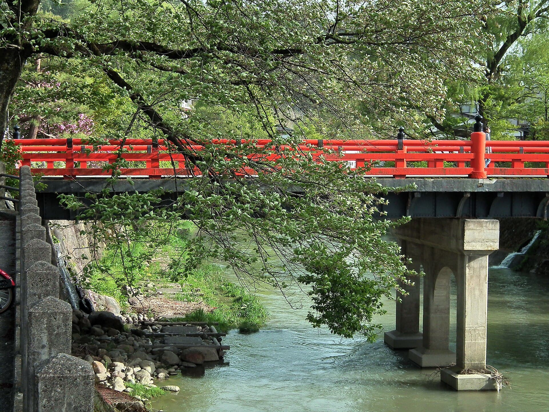 高山中桥：高山中桥：Wikimedia Commons 文件「中橋 Nakabashi Bridge - panoramio (1).jpg」中的桥梁实景。
