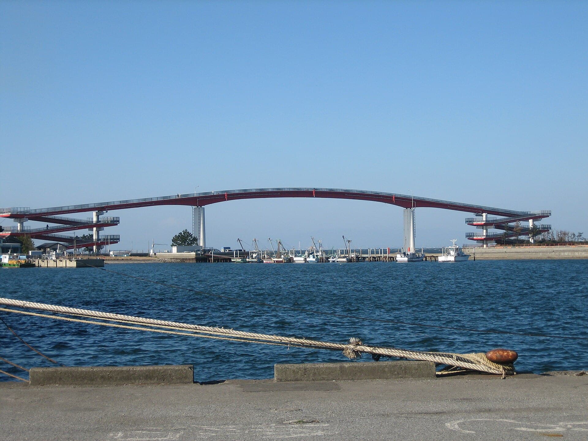 中之岛大桥：中之岛大桥：Wikimedia Commons 文件「中の島大橋.JPG」中的桥梁实景。