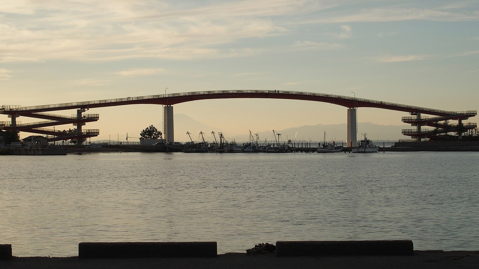 中之岛大桥：中之岛大桥：Wikimedia Commons 文件「Nakanoshima-Bridge Kisarazu 131230.jpg」中的桥梁实景。