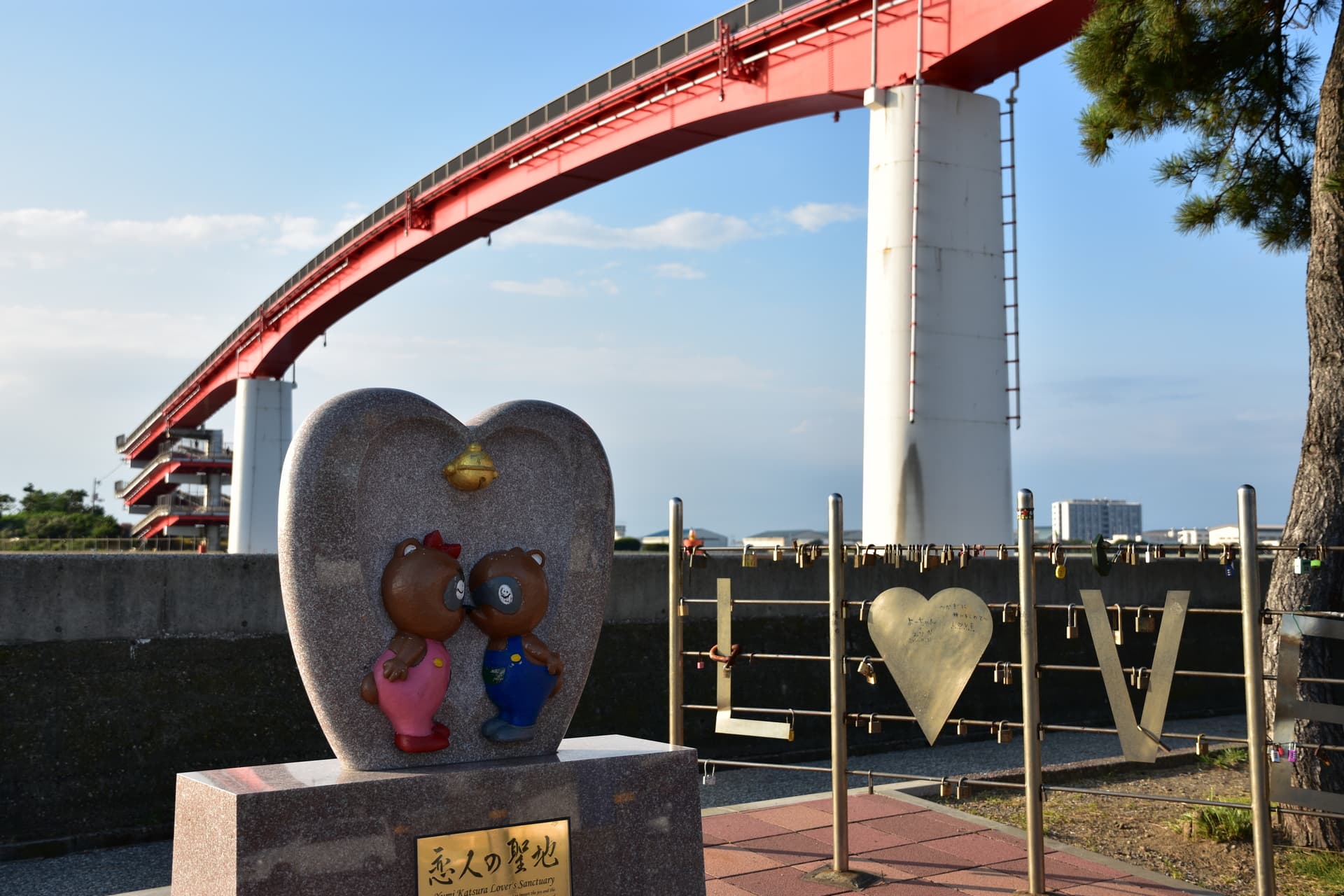 中之岛大桥：中之岛大桥：Wikimedia Commons 文件「Nakanoshima-Bridge Kisarazu 150814.jpg」中的桥梁实景。