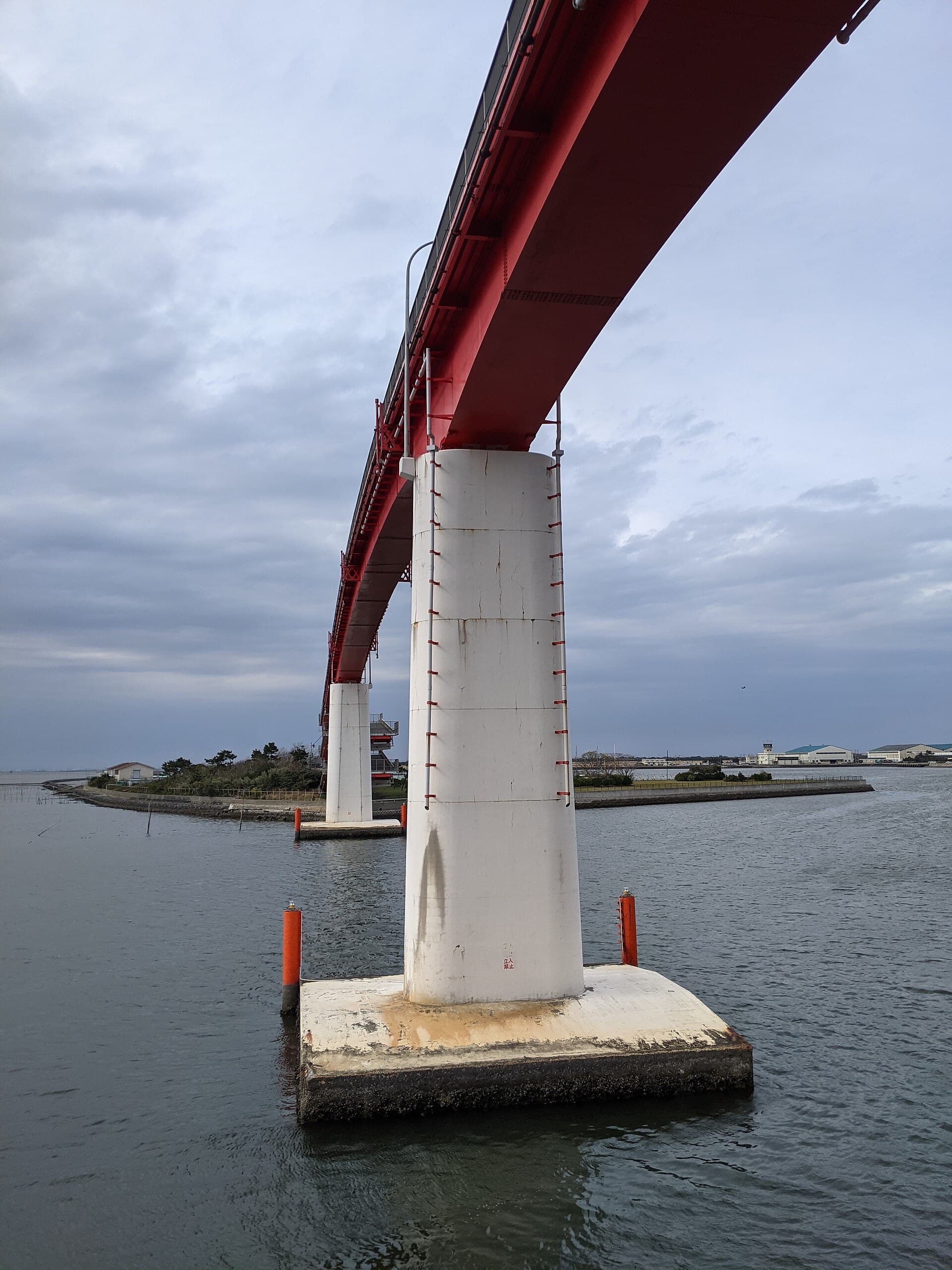 中之岛大桥：中之岛大桥：Wikimedia Commons 文件「中の島 入口.jpg」中的桥梁实景。