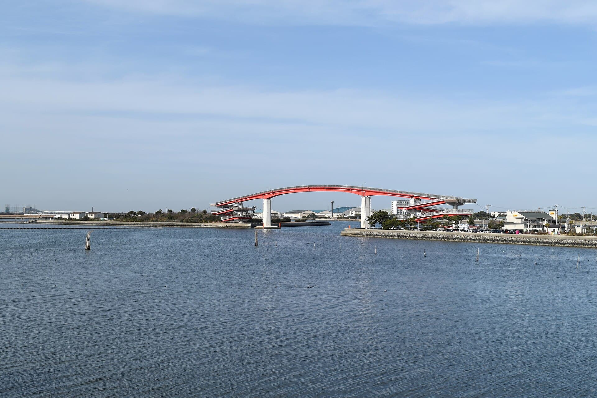 中之岛大桥：中之岛大桥：Wikimedia Commons 文件「Nakanoshima Bridge, enkei-1.jpg」中的桥梁实景。