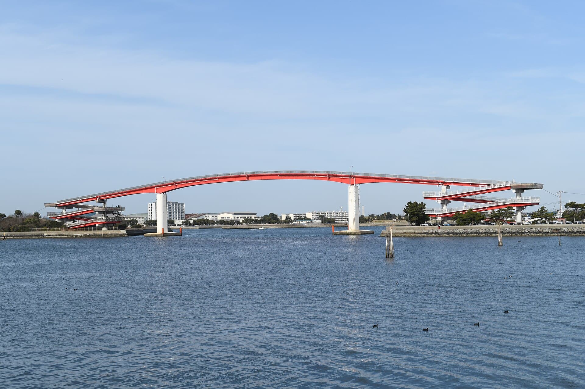 中之岛大桥：中之岛大桥：Wikimedia Commons 文件「Nakanoshima Bridge, enkei-2.jpg」中的桥梁实景。