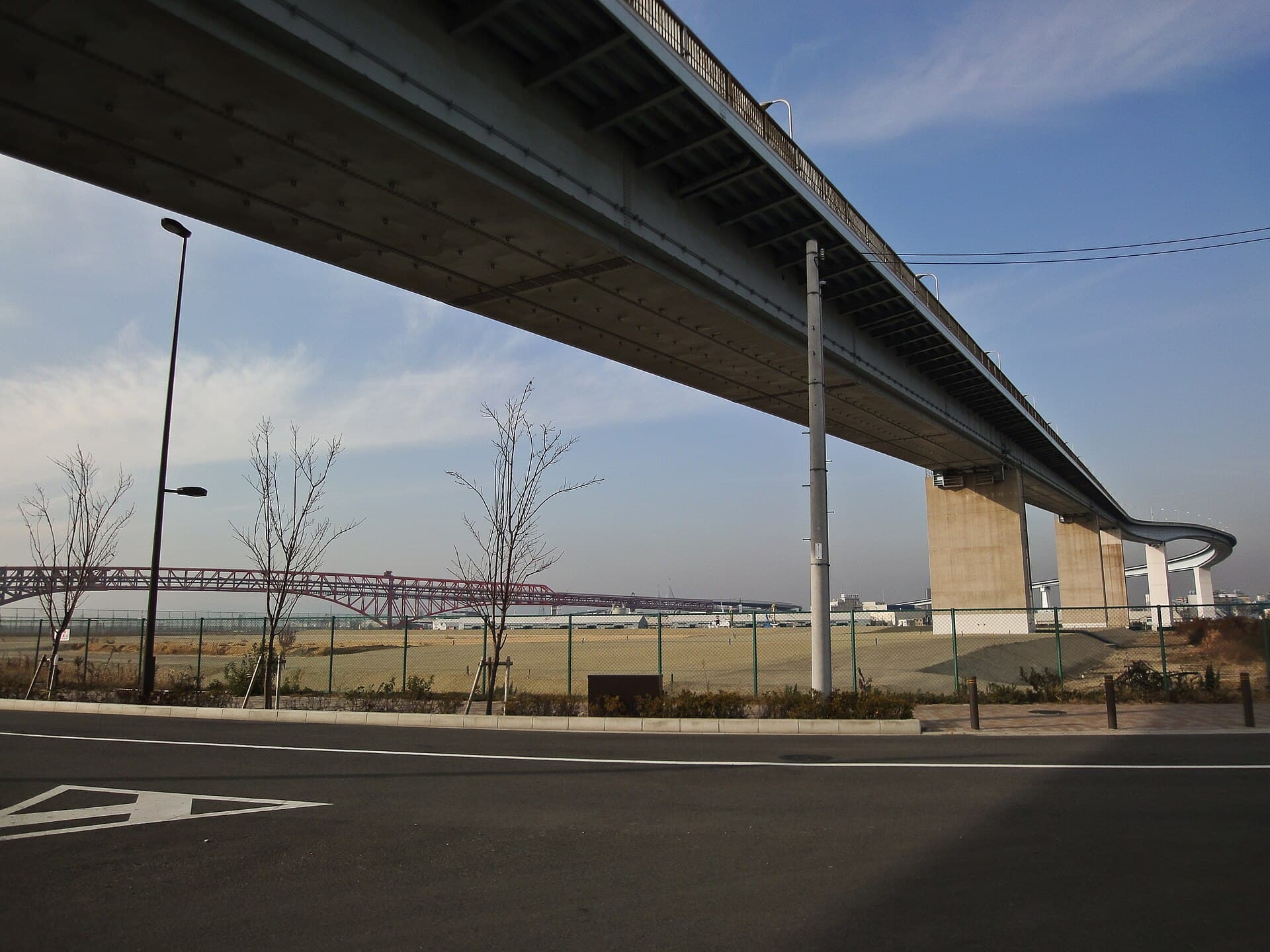 浪速（なみはや）大桥：浪速（なみはや）大桥：Wikimedia Commons 文件「Namihaya Bridge 00631.jpg」中的桥梁实景。