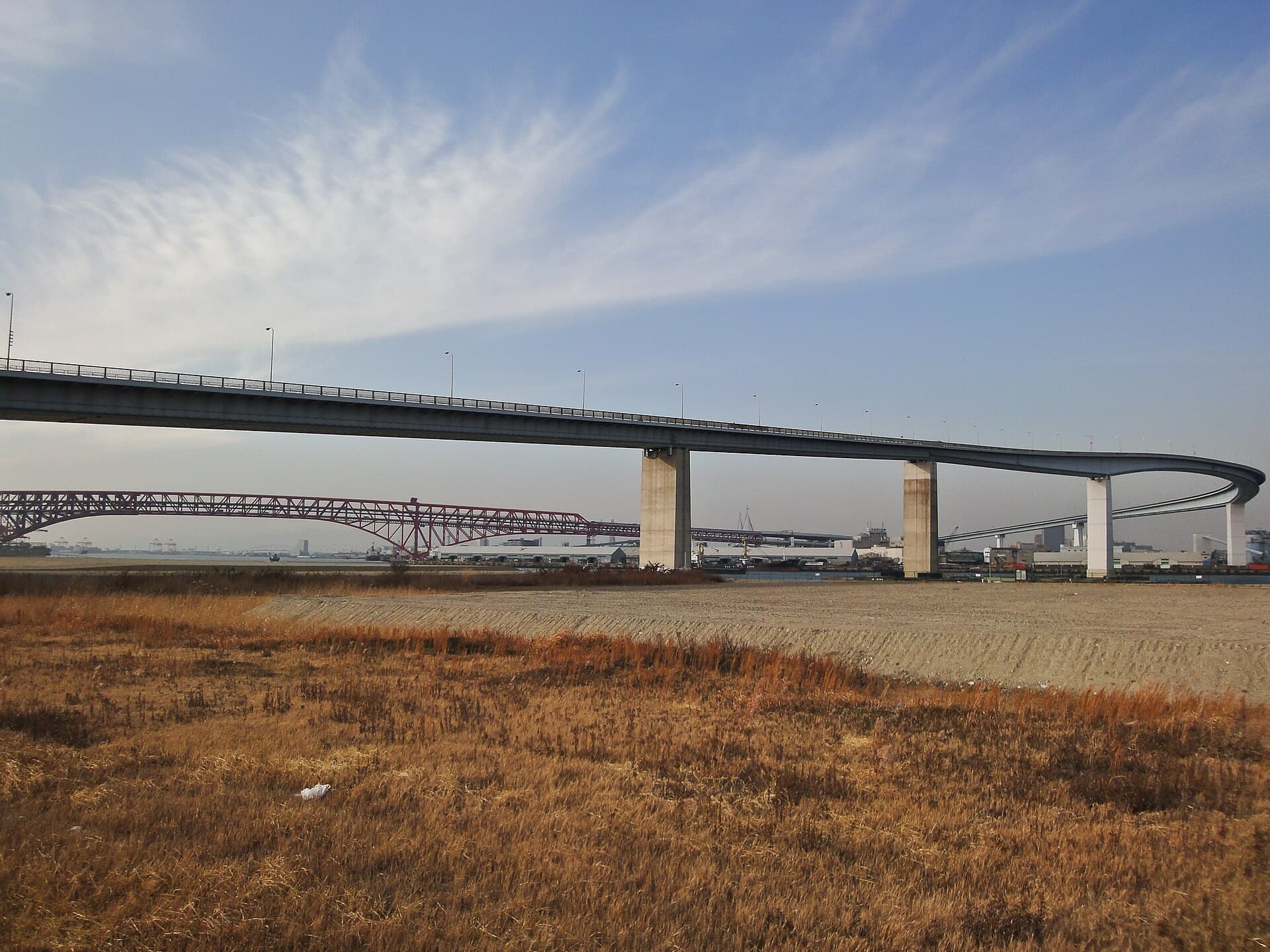 浪速（なみはや）大桥：浪速（なみはや）大桥：Wikimedia Commons 文件「Namihaya Bridge 00634.jpg」中的桥梁实景。