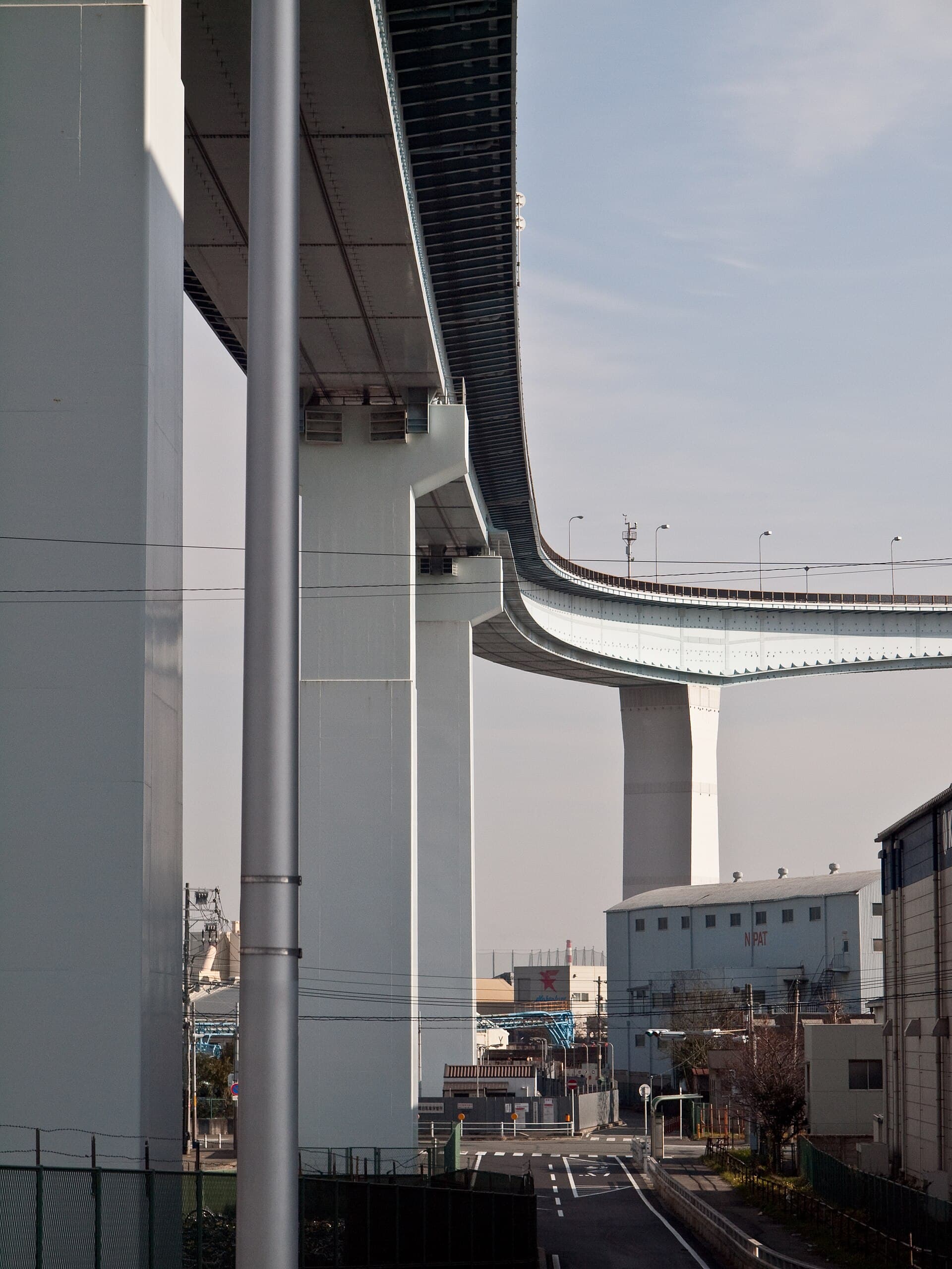 浪速（なみはや）大桥：浪速（なみはや）大桥：Wikimedia Commons 文件「Namihaya Bridge 1181781.jpg」中的桥梁实景。