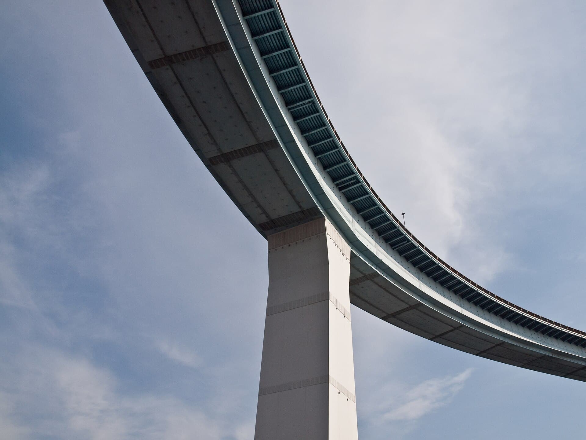浪速（なみはや）大桥：浪速（なみはや）大桥：Wikimedia Commons 文件「Namihaya Bridge 1181792.jpg」中的桥梁实景。