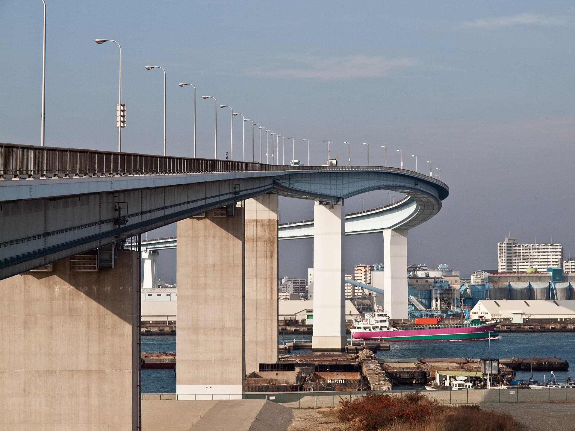 浪速（なみはや）大桥：浪速（なみはや）大桥：Wikimedia Commons 文件「Namihaya Bridge 1181899.jpg」中的桥梁实景。