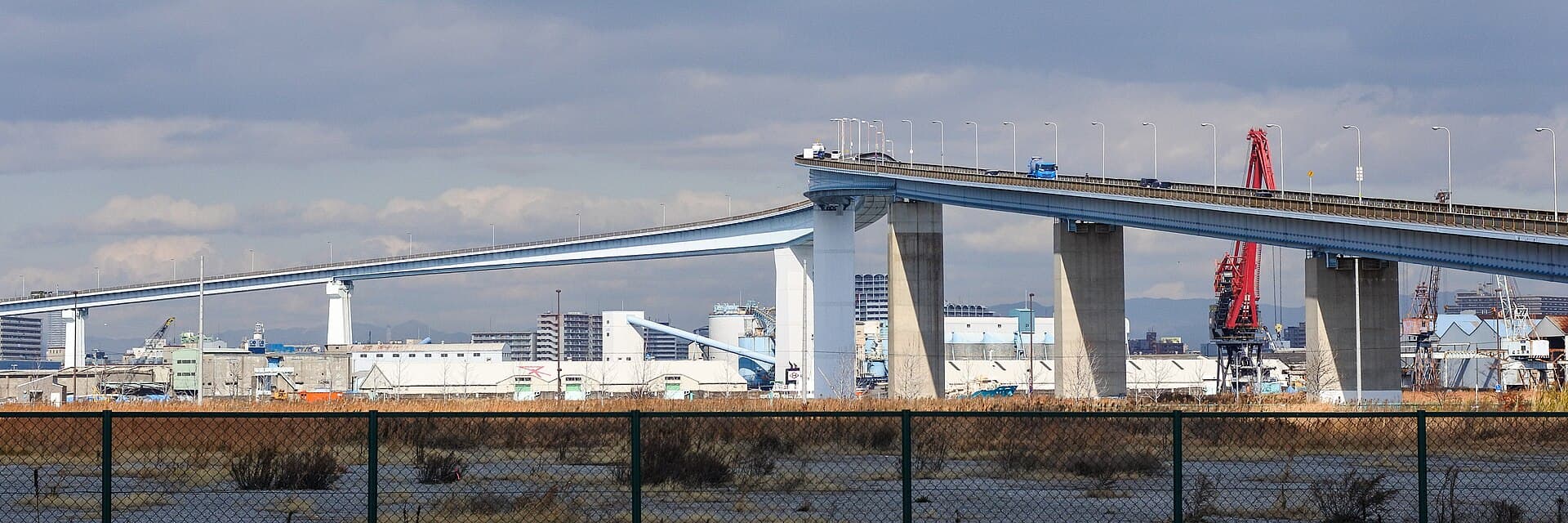 浪速（なみはや）大桥：浪速（なみはや）大桥：Wikimedia Commons 文件「Namihaya Bridge 2016-01-16 wide.jpg」中的桥梁实景。