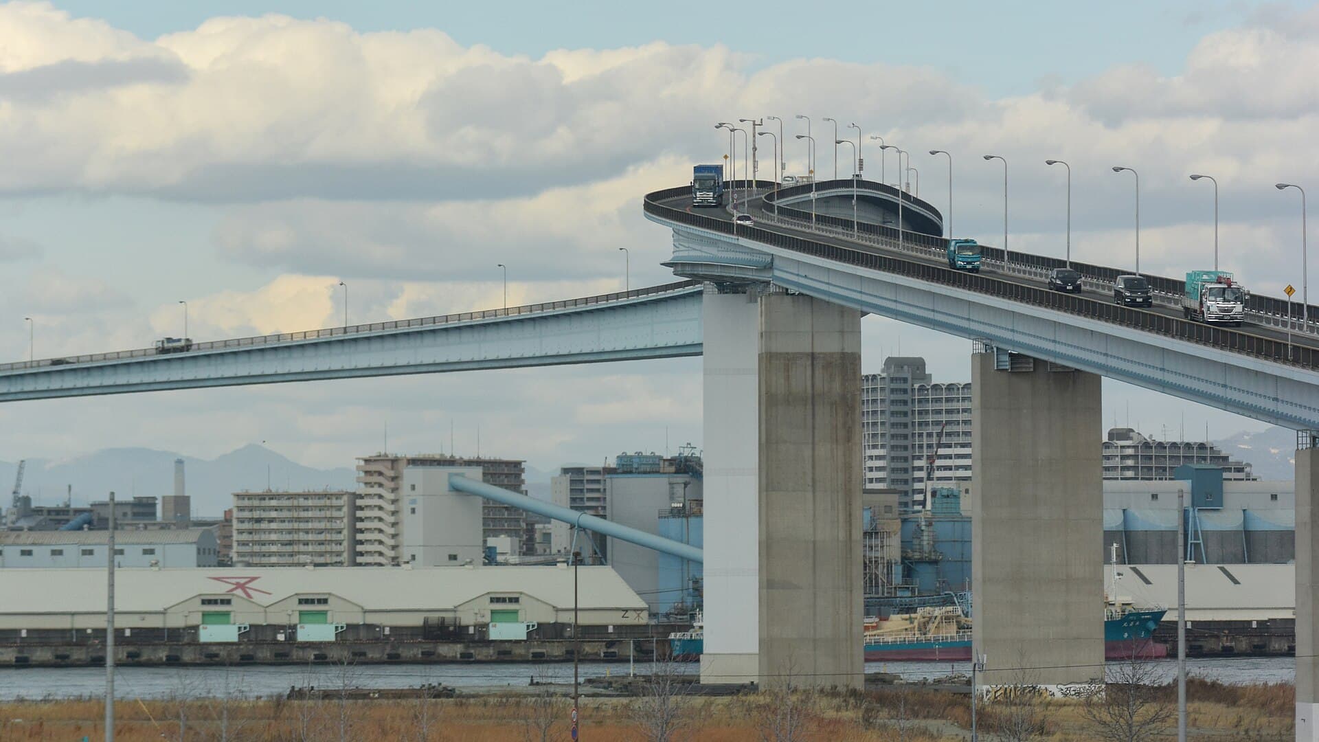 浪速（なみはや）大桥：浪速（なみはや）大桥：Wikimedia Commons 文件「Namihaya Bridge 2016-01-16.jpg」中的桥梁实景。