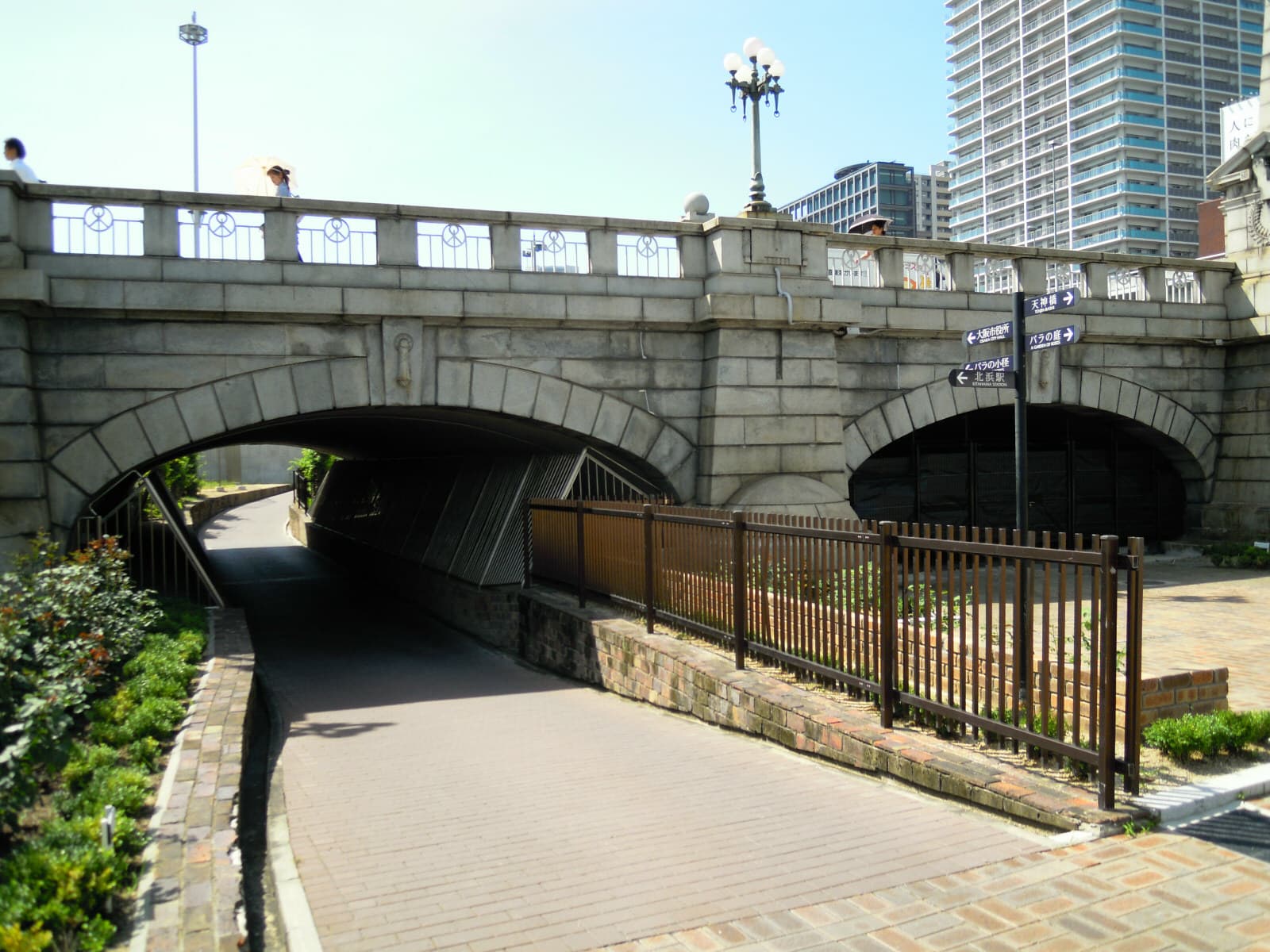 难波桥（大阪）：难波桥（大阪）：Wikimedia Commons 文件「Nakanoshima - panoramio (27).jpg」中的桥梁实景。