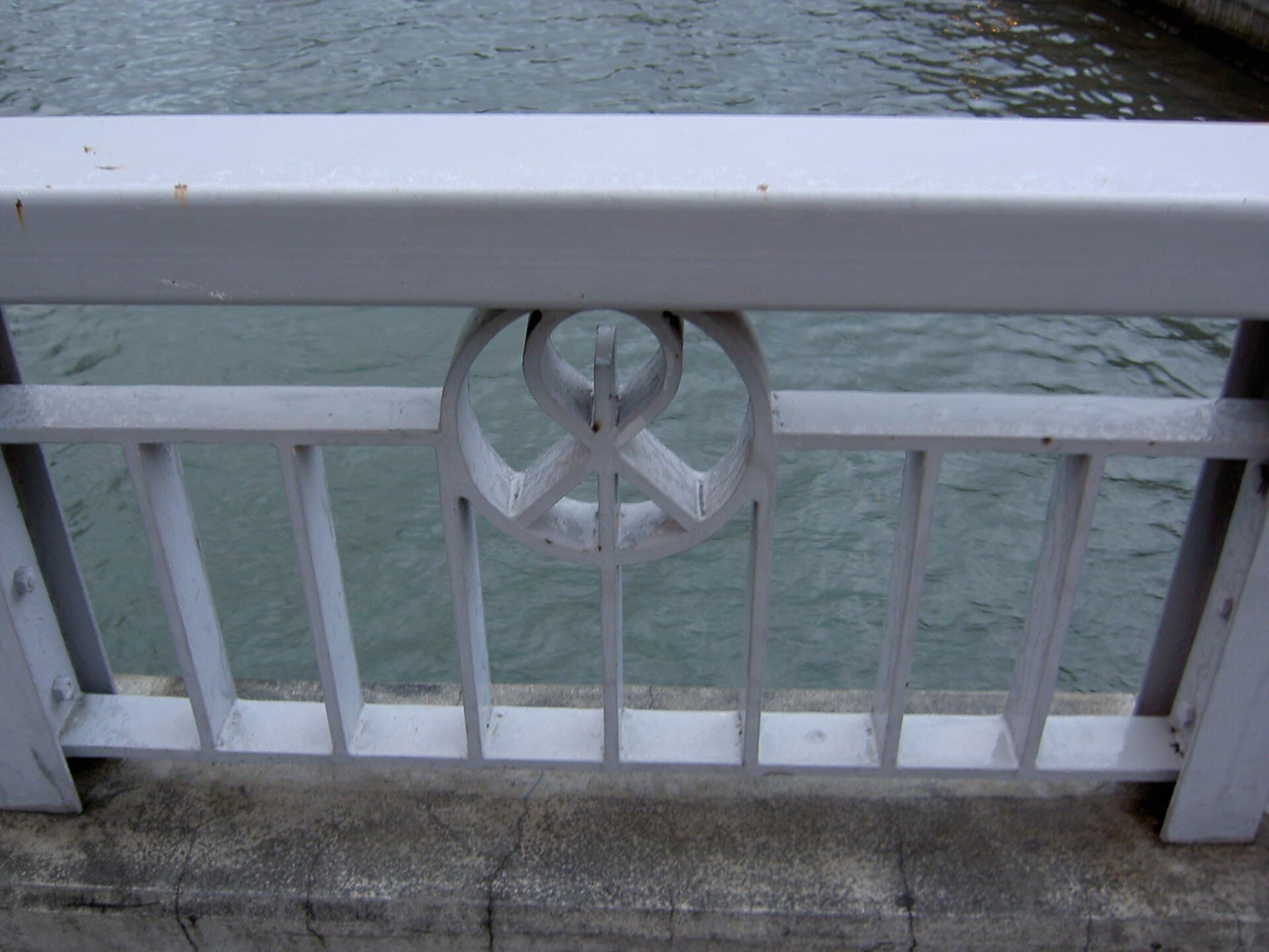 难波桥（大阪）：难波桥（大阪）：Wikimedia Commons 文件「Naniwa Bridge handrail detail.jpg」中的桥梁实景。