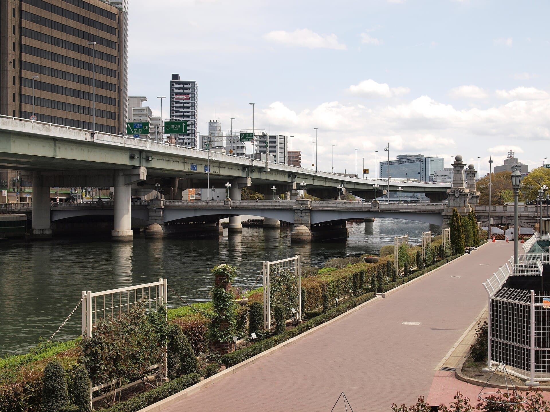 难波桥（大阪）：难波桥（大阪）：Wikimedia Commons 文件「Naniwa-bashi north, Osaka01.JPG」中的桥梁实景。