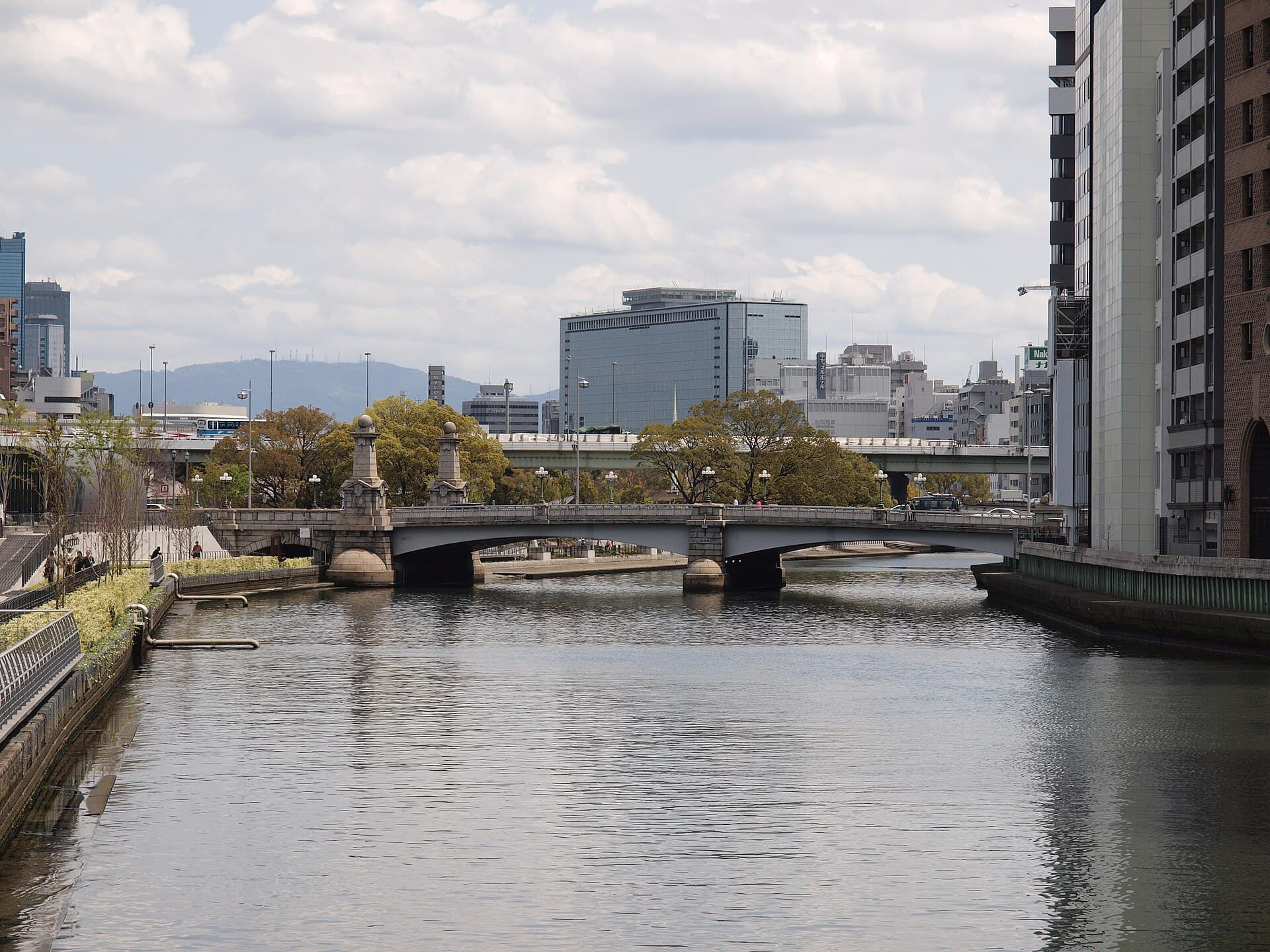 难波桥（大阪）：难波桥（大阪）：Wikimedia Commons 文件「Naniwa-bashi south, Osaka01.JPG」中的桥梁实景。