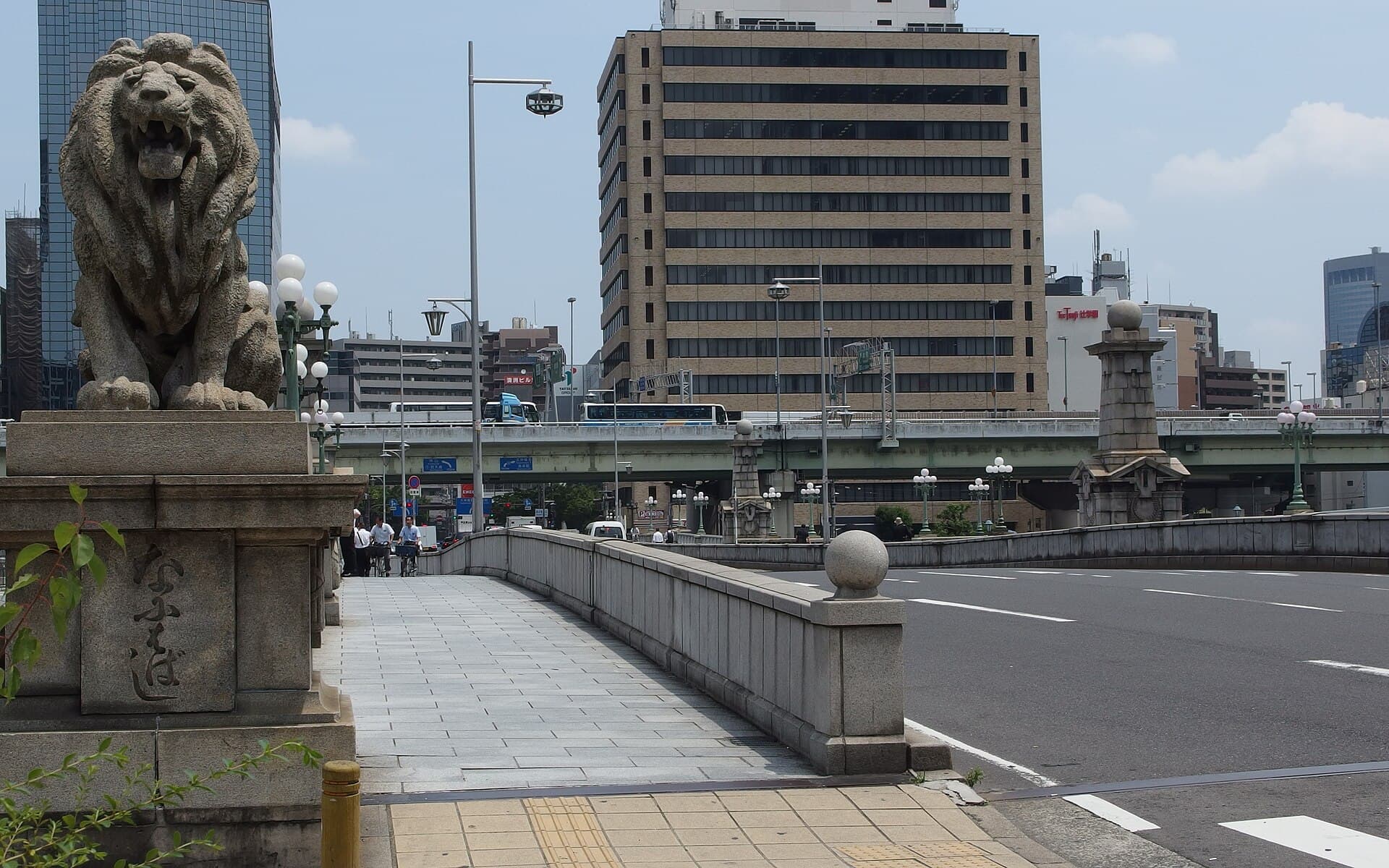 难波桥（大阪）：难波桥（大阪）：Wikimedia Commons 文件「Naniwa-Bridge.jpg」中的桥梁实景。