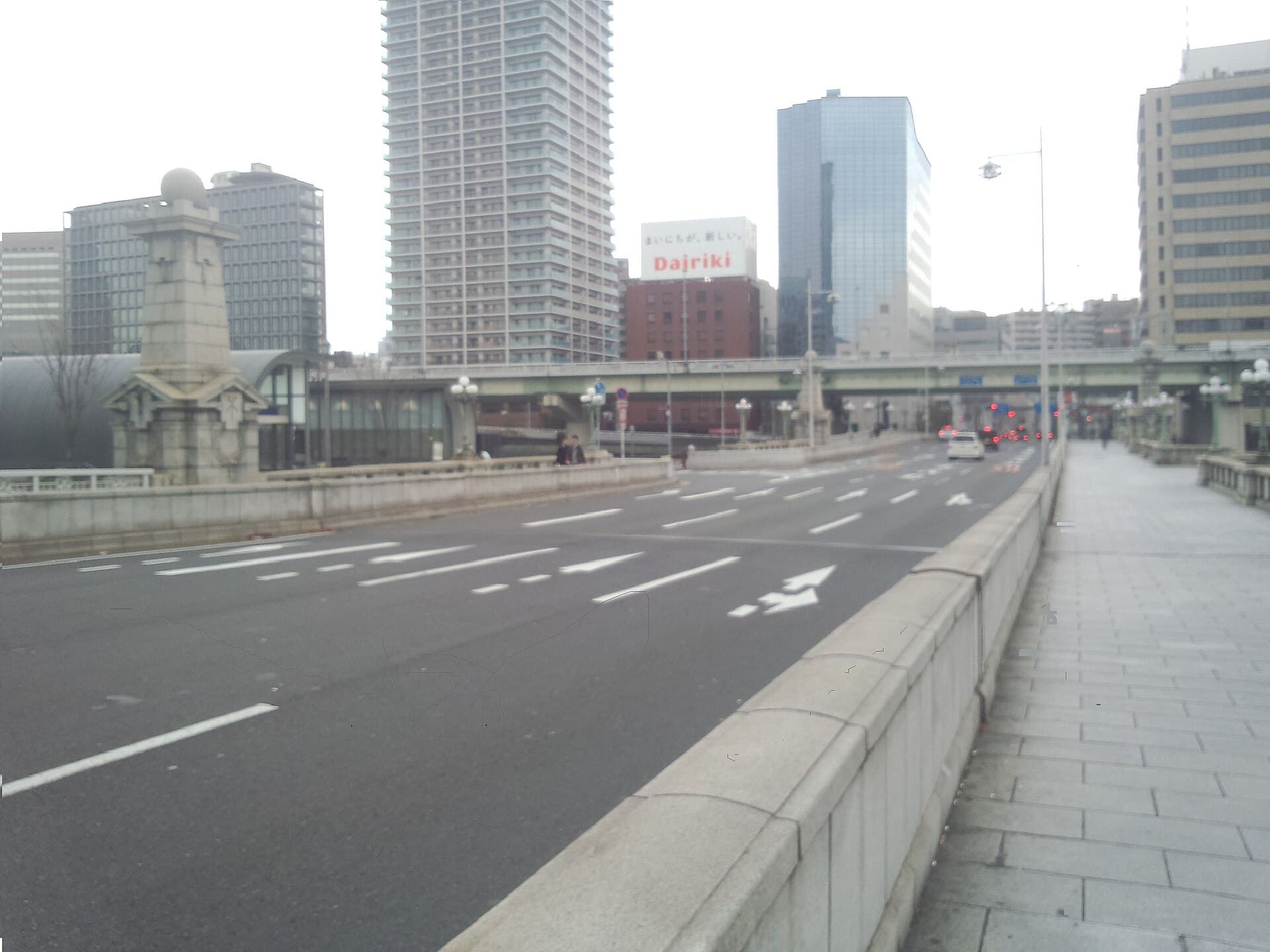 难波桥（大阪）：难波桥（大阪）：Wikimedia Commons 文件「ライオン橋.jpg」中的桥梁实景。