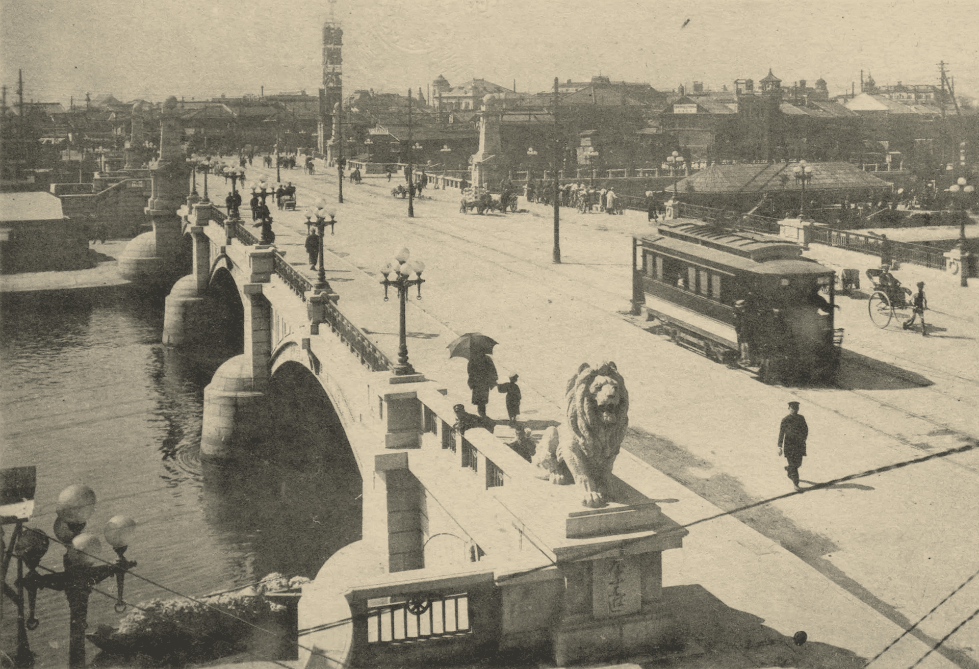 难波桥（大阪）：难波桥（大阪）：Wikimedia Commons 文件「大阪難波橋通 (『日本名勝旧蹟産業写真集 近畿地方之部 新訂』富田屋書店 大正7年).png」中的桥梁实景。