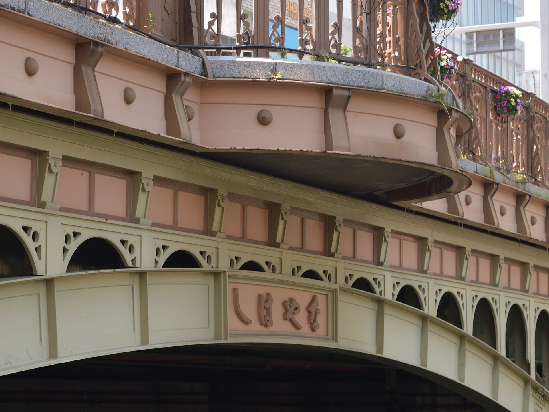 纳屋桥：纳屋桥：Wikimedia Commons 文件「Naya Bridge 2024-04 ac (4).jpg」中的桥梁实景。