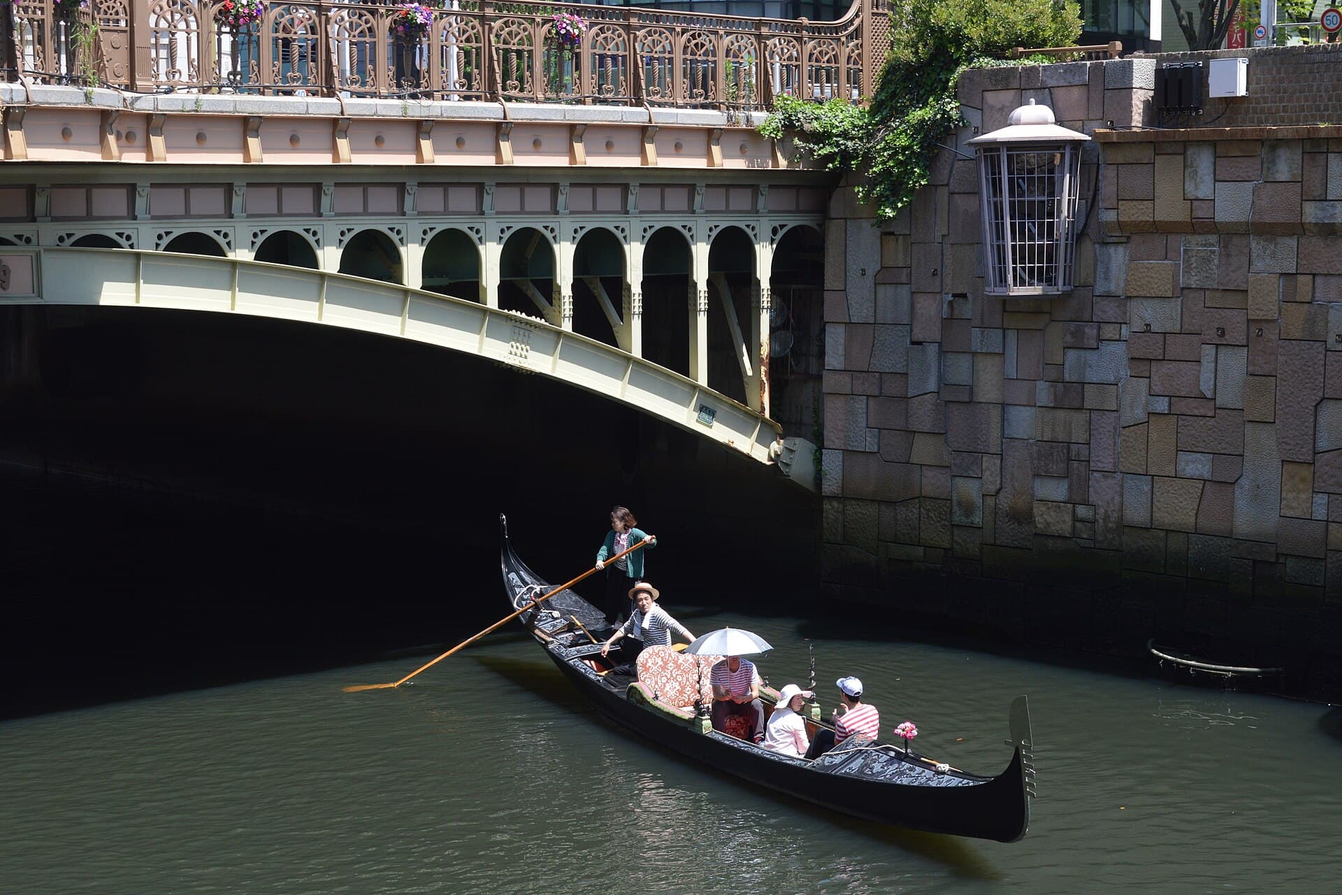 纳屋桥：纳屋桥：Wikimedia Commons 文件「Naya Bridge and gondola boat ac.jpg」中的桥梁实景。