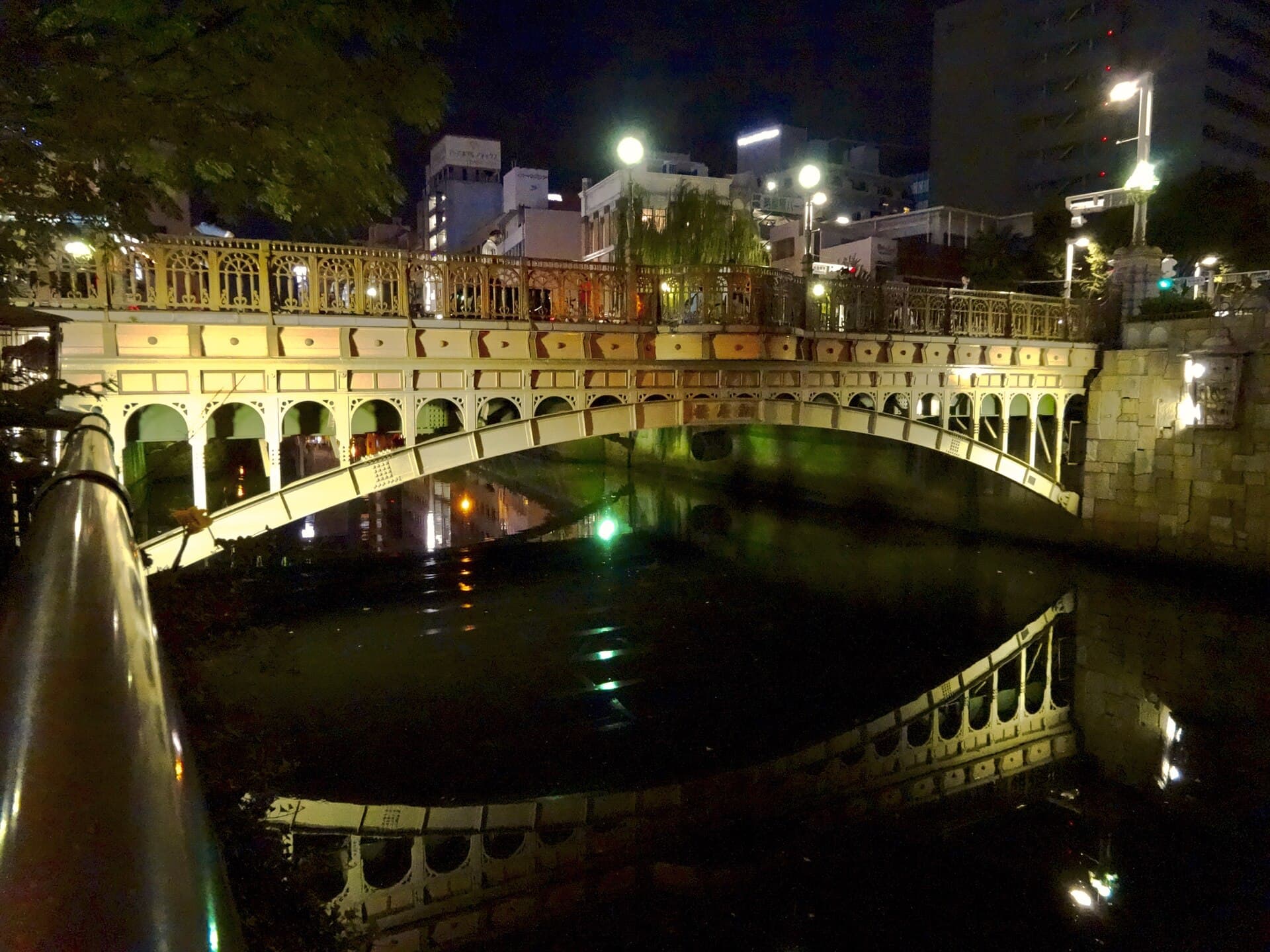 纳屋桥：纳屋桥：Wikimedia Commons 文件「Nayabashi at night.jpg」中的桥梁实景。