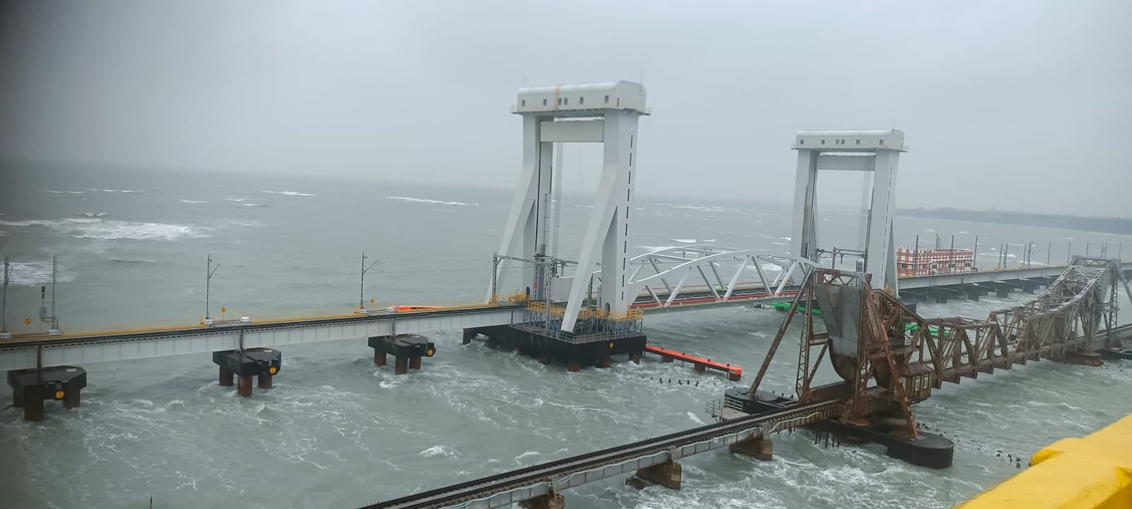 新潘班铁路桥：风浪天气下高位观看新桥提升塔、提升跨和电气化引桥，旧桥在前景