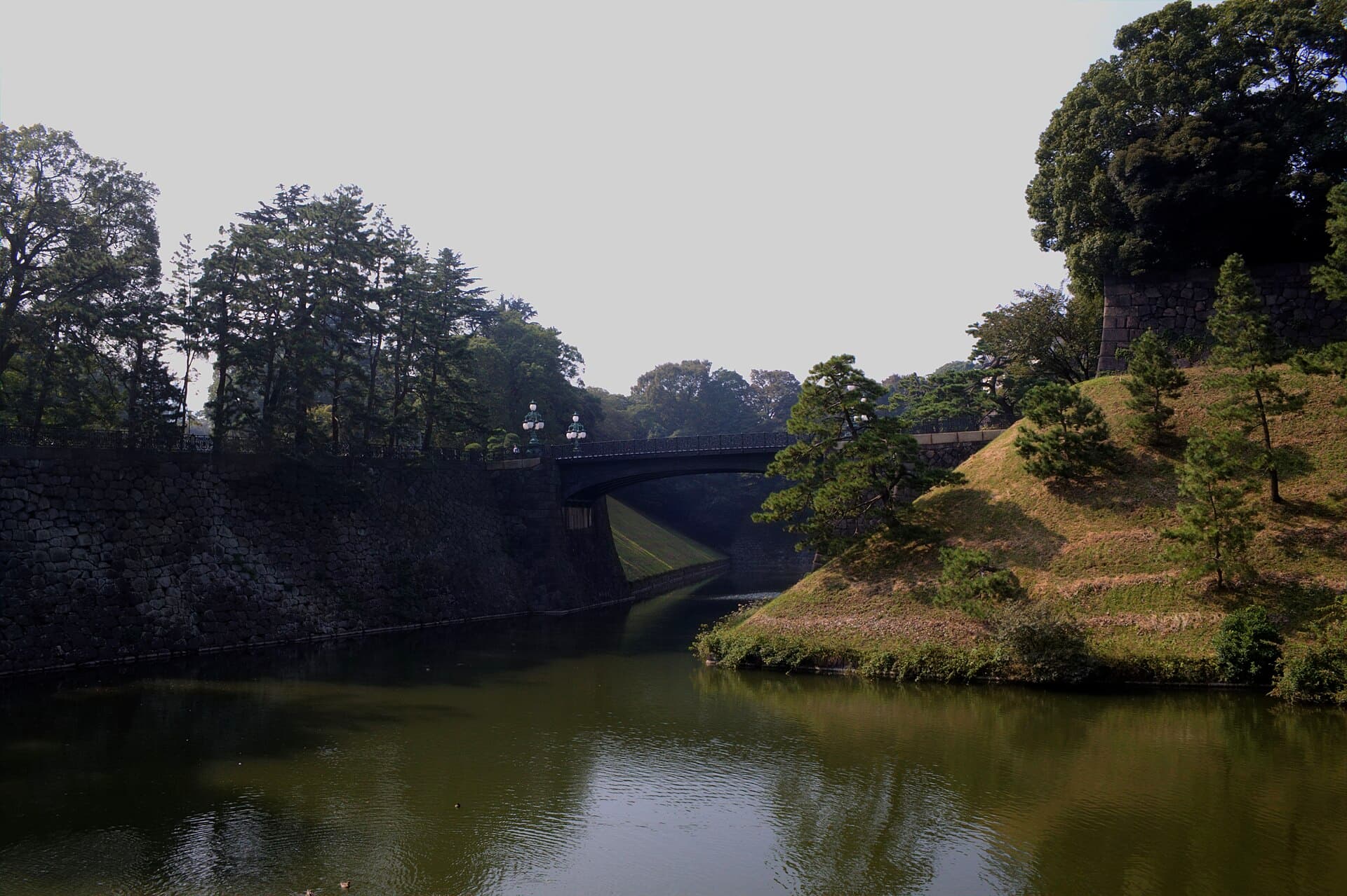 二重桥（正门石桥与正门铁桥）：二重桥（正门石桥与正门铁桥）：Wikimedia Commons 文件「正門鉄橋（二重橋） - panoramio.jpg」中的桥梁实景。