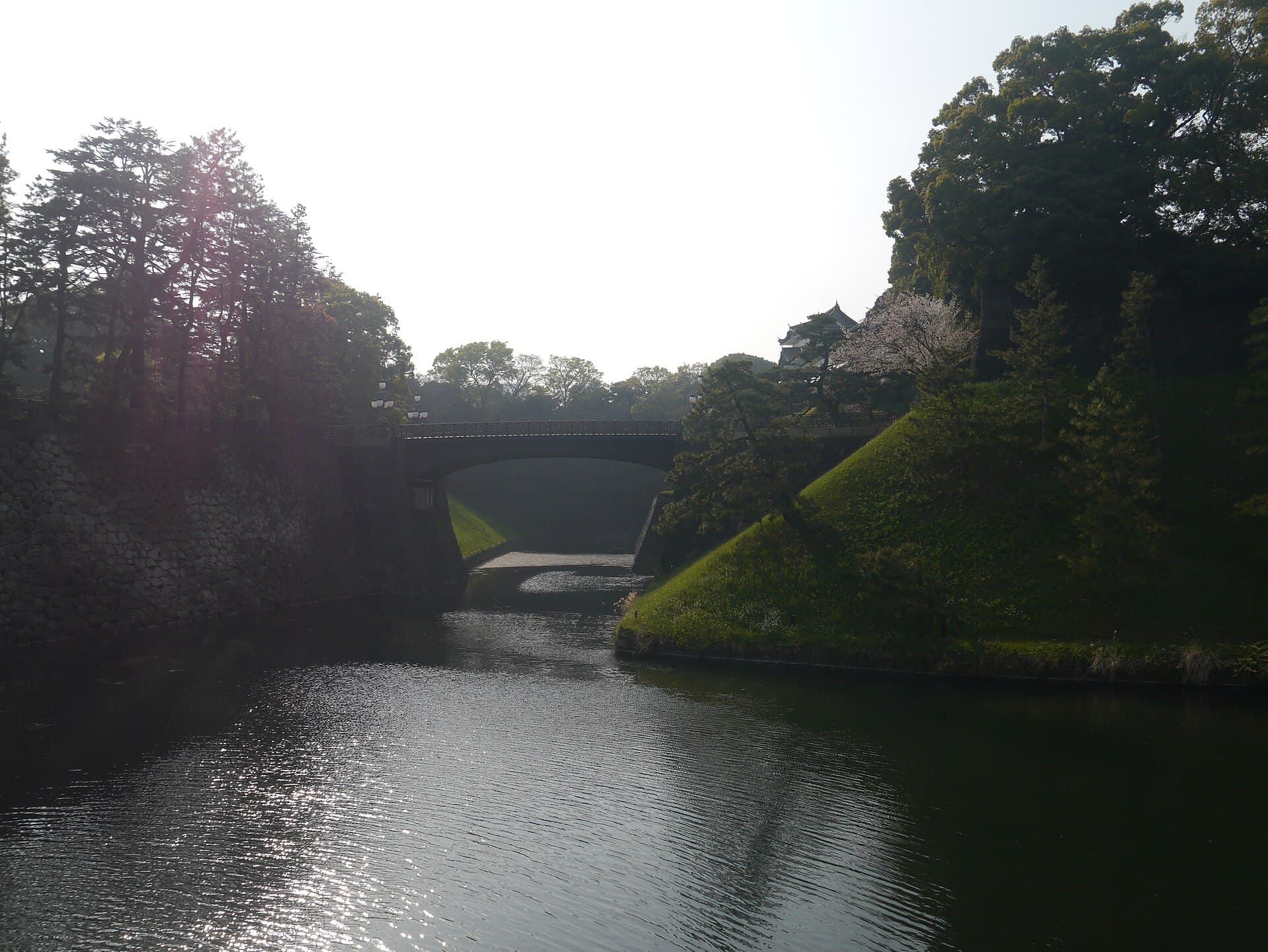 二重桥（正门石桥与正门铁桥）：二重桥（正门石桥与正门铁桥）：Wikimedia Commons 文件「Kaiserpalast Saimon-Eisenbrücke 1.jpg」中的桥梁实景。