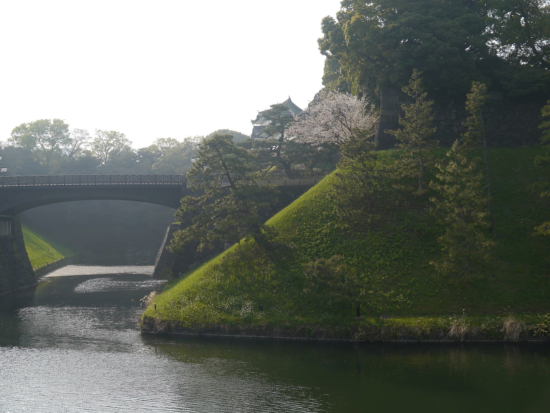 二重桥（正门石桥与正门铁桥）：二重桥（正门石桥与正门铁桥）：Wikimedia Commons 文件「Kaiserpalast Saimon-Eisenbrücke 2.jpg」中的桥梁实景。