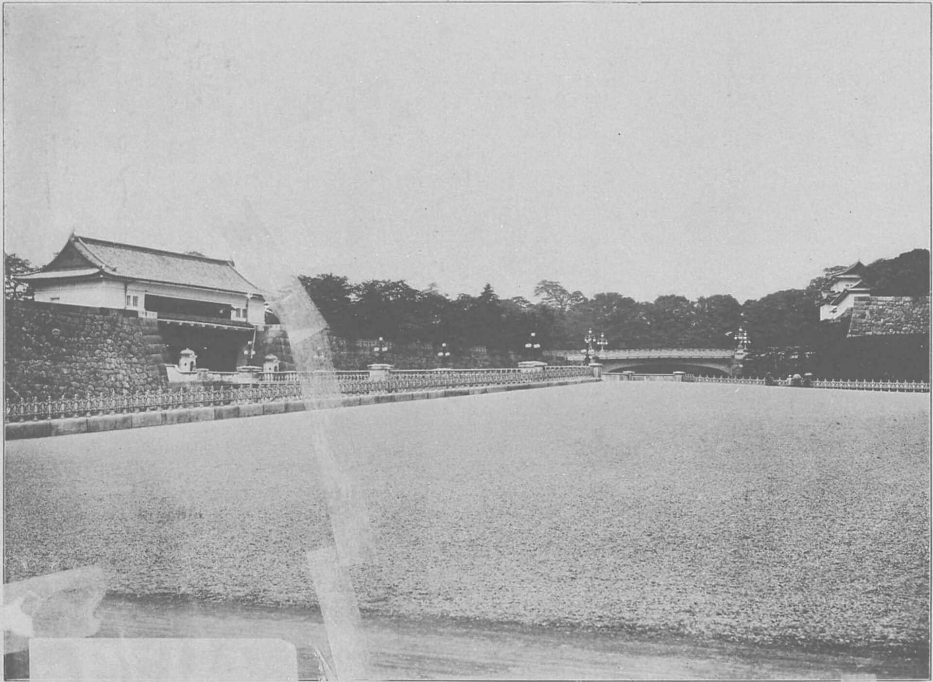 二重桥（正门石桥与正门铁桥）：二重桥（正门石桥与正门铁桥）：Wikimedia Commons 文件「NDL-DC 762376 0018 0002crd-Nijubashi.jpg」中的桥梁实景。
