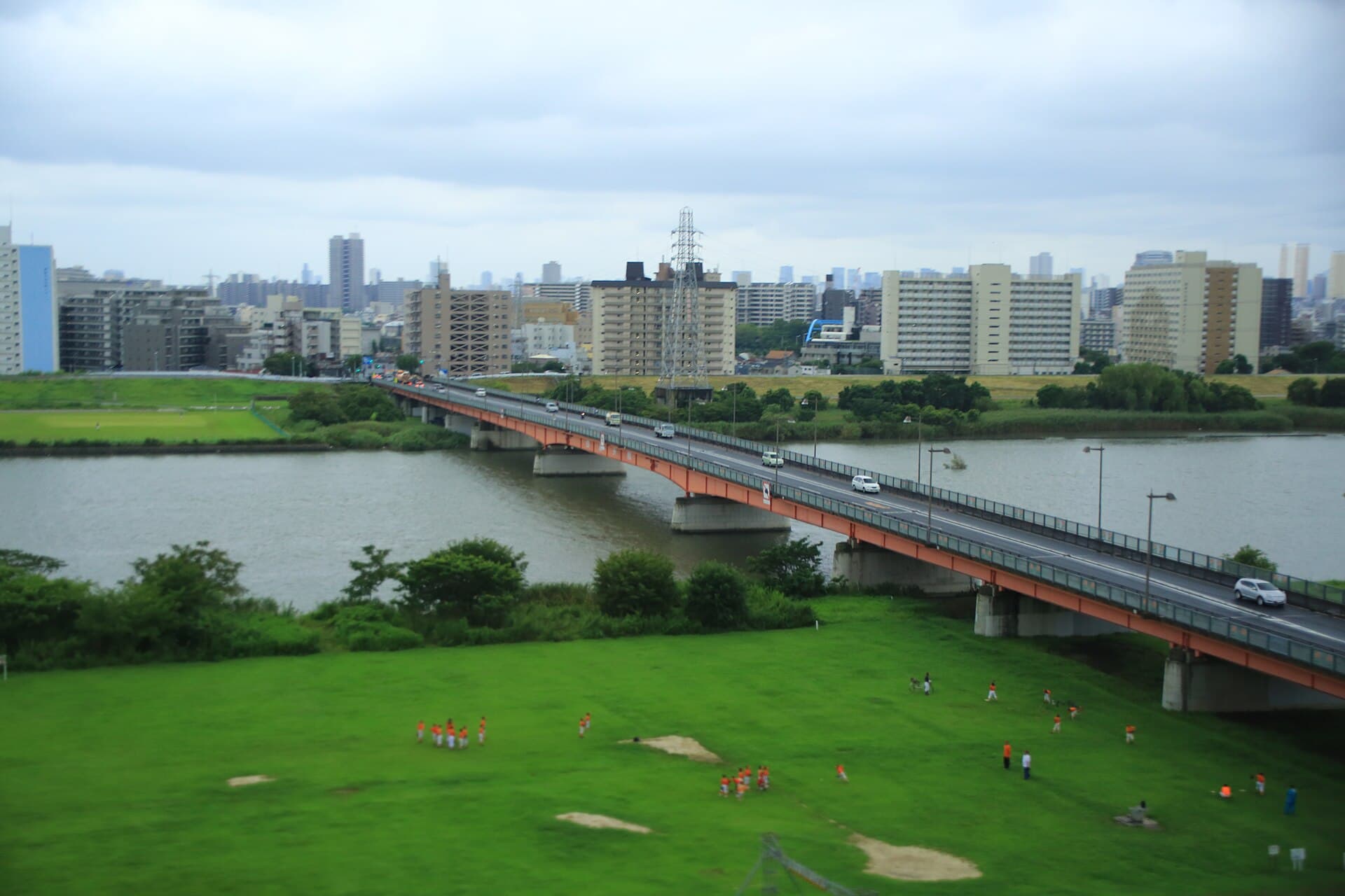 西新井桥：西新井桥：Wikimedia Commons 文件「Nishiarai Bridge on Arakawa River 20160827 (29752829512).jpg」中的桥梁实景。