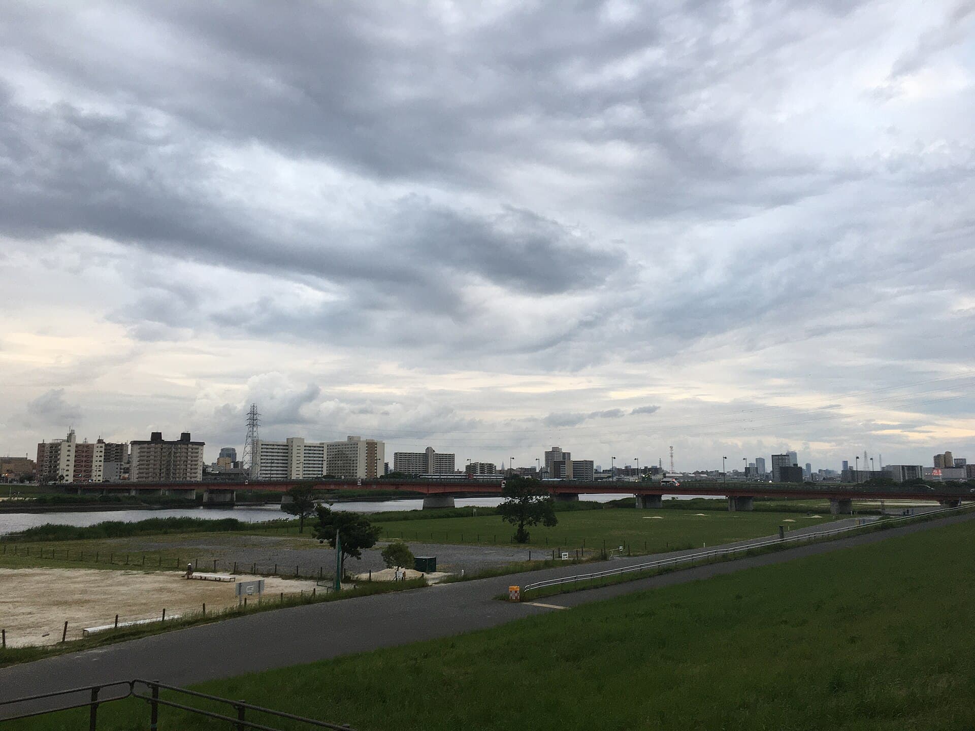 西新井桥：西新井桥：Wikimedia Commons 文件「Nishiarai-bashi May 31 2020 06-24PM.jpeg」中的桥梁实景。