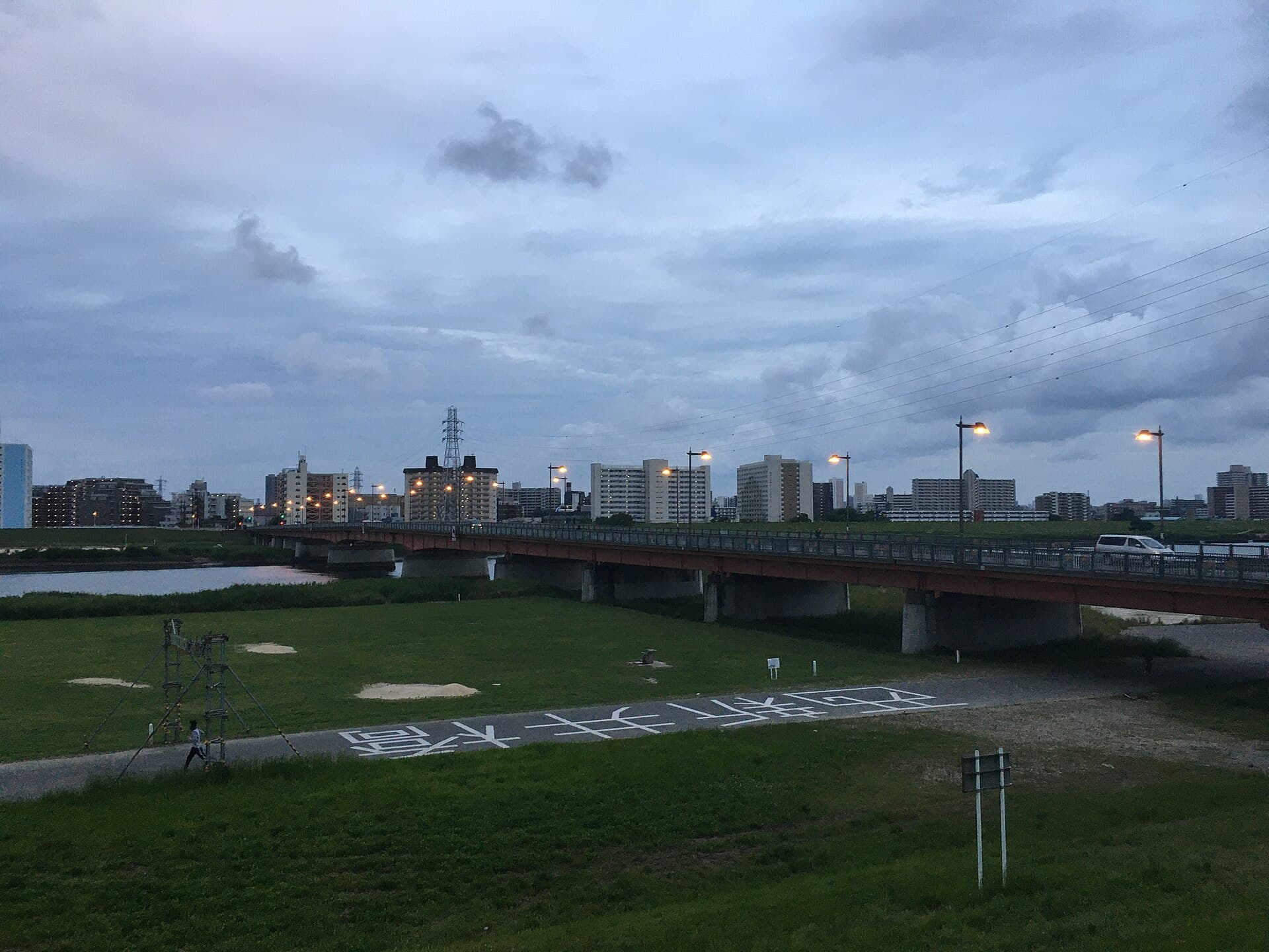 西新井桥：西新井桥：Wikimedia Commons 文件「Nishiarai-Bashi bridge in Tokyo, May 31 2020.jpg」中的桥梁实景。