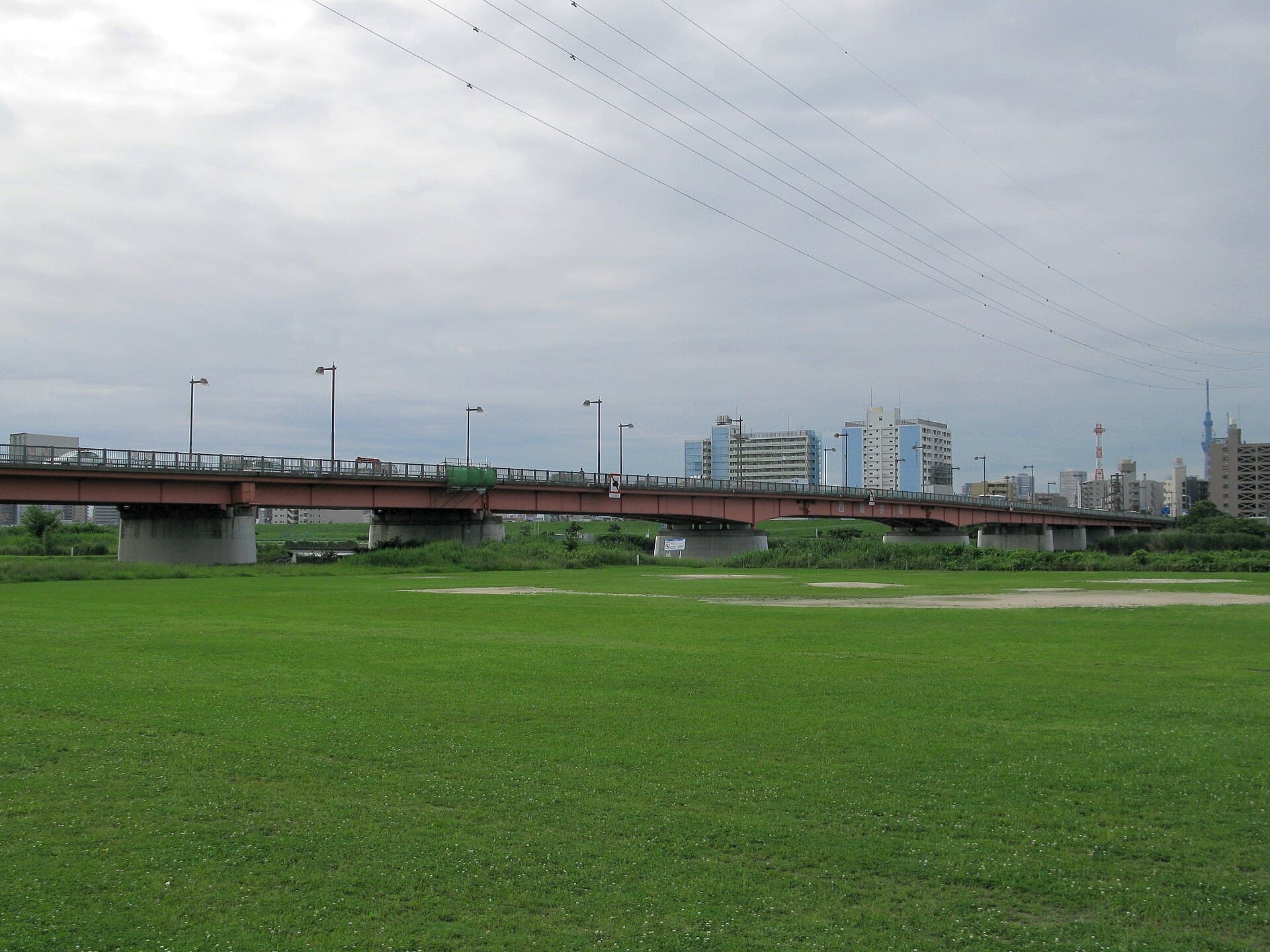 西新井桥：西新井桥：Wikimedia Commons 文件「Adachi Tokyo Nishiarai Bridge 1.JPG」中的桥梁实景。