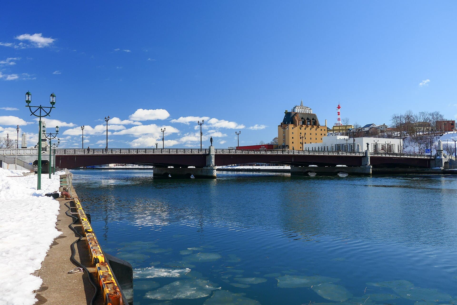 幣舞桥：幣舞桥：Wikimedia Commons 文件「Nusamai-Bridge West.jpg」中的桥梁实景。
