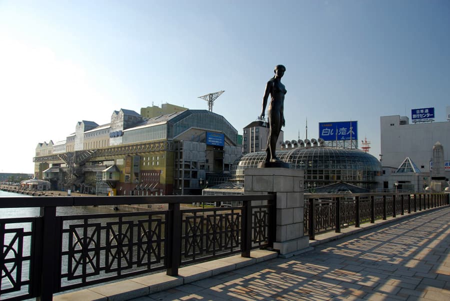 幣舞桥：幣舞桥：Wikimedia Commons 文件「Nusamai Bridge.jpg」中的桥梁实景。