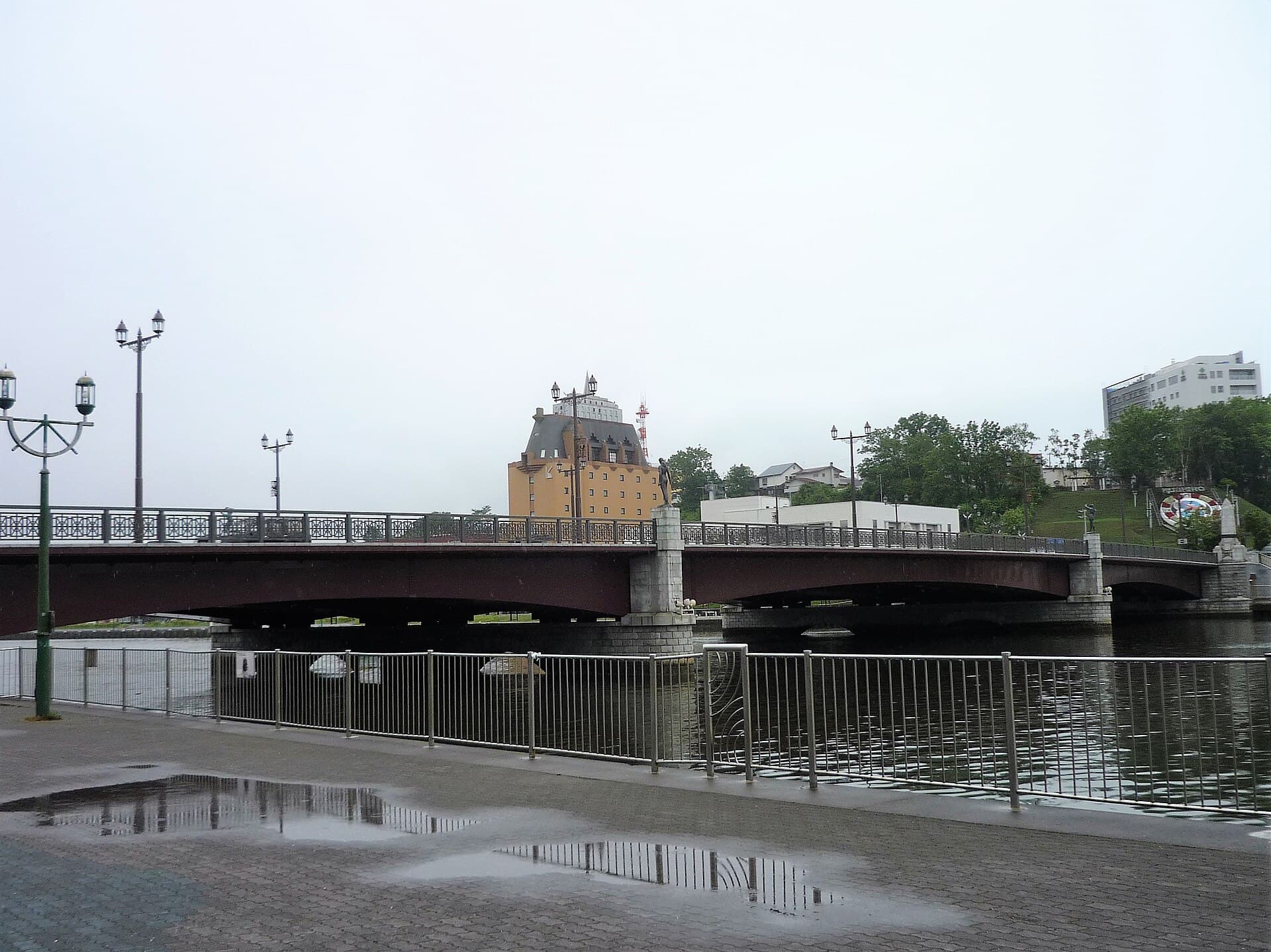 幣舞桥：幣舞桥：Wikimedia Commons 文件「Nusamai Bridge 201808-2.jpg」中的桥梁实景。