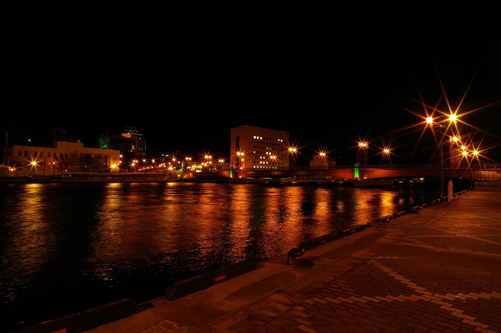 幣舞桥：幣舞桥：Wikimedia Commons 文件「Nusamai Bridge at night.JPG」中的桥梁实景。