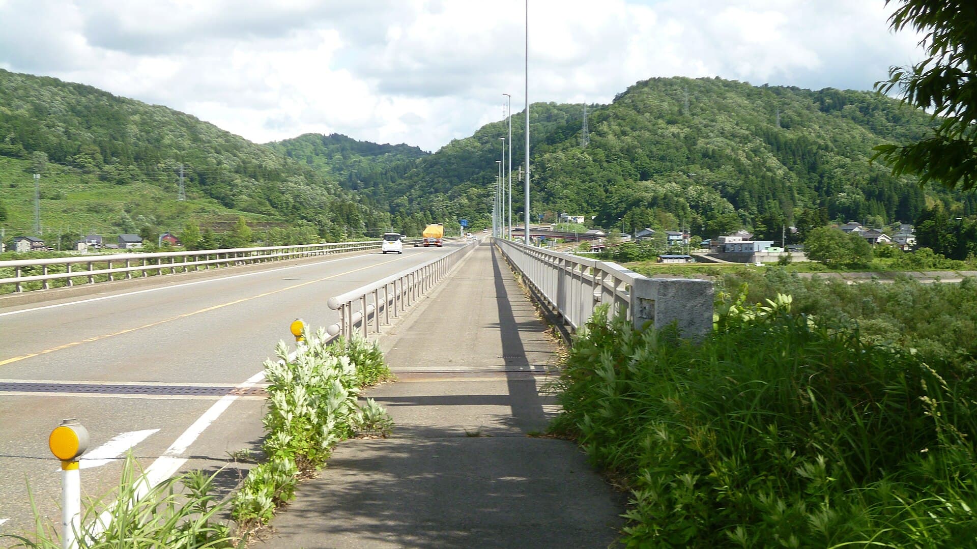 小千谷大桥：小千谷大桥：Wikimedia Commons 文件「Ojiyaohashi Bridge-02.jpg」中的桥梁实景。
