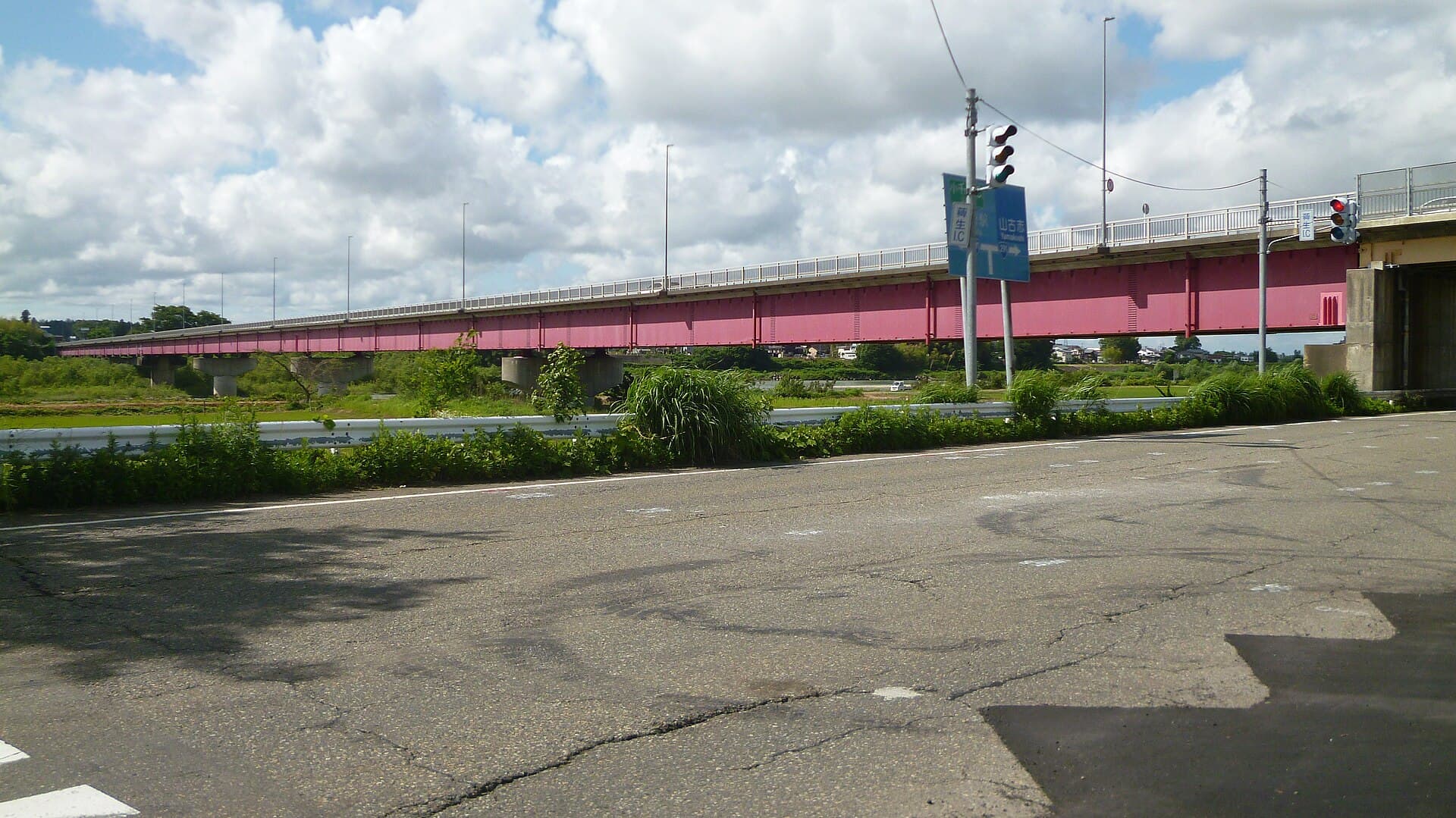 小千谷大桥：小千谷大桥：Wikimedia Commons 文件「Ojiyaohashi Bridge-03.jpg」中的桥梁实景。