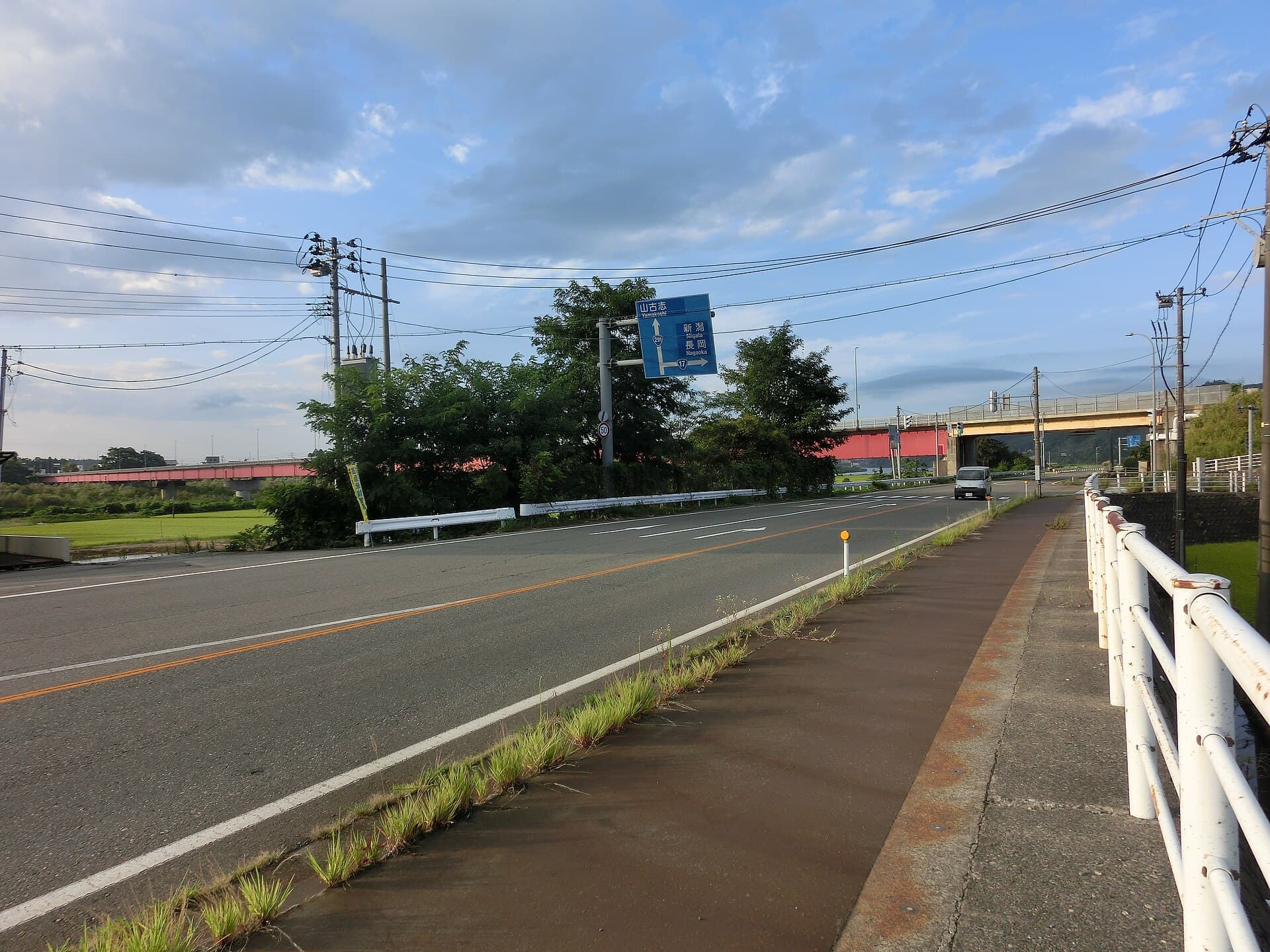 小千谷大桥：小千谷大桥：Wikimedia Commons 文件「20160819 ODIYAoohasi-bridge and hiu-interchange.jpg」中的桥梁实景。