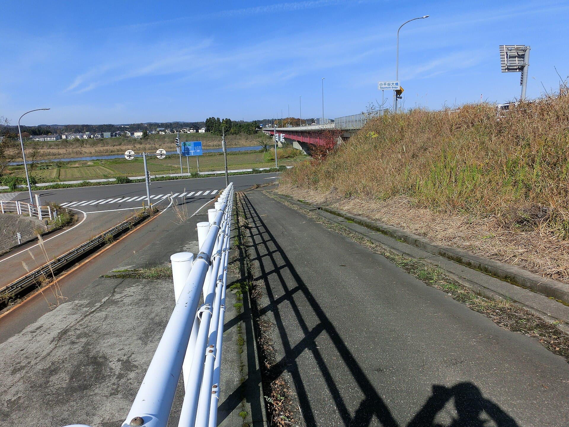 小千谷大桥：小千谷大桥：Wikimedia Commons 文件「20171113 Ojiyaohashi Bridge.jpg」中的桥梁实景。